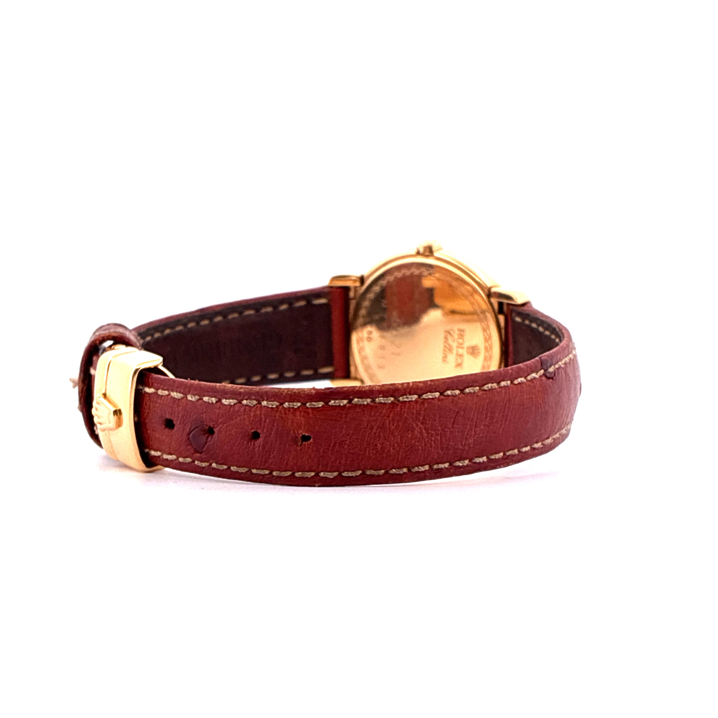Rückansicht einer goldenen Rolex Cellini Uhr mit braunem Lederarmband und goldener Schnalle