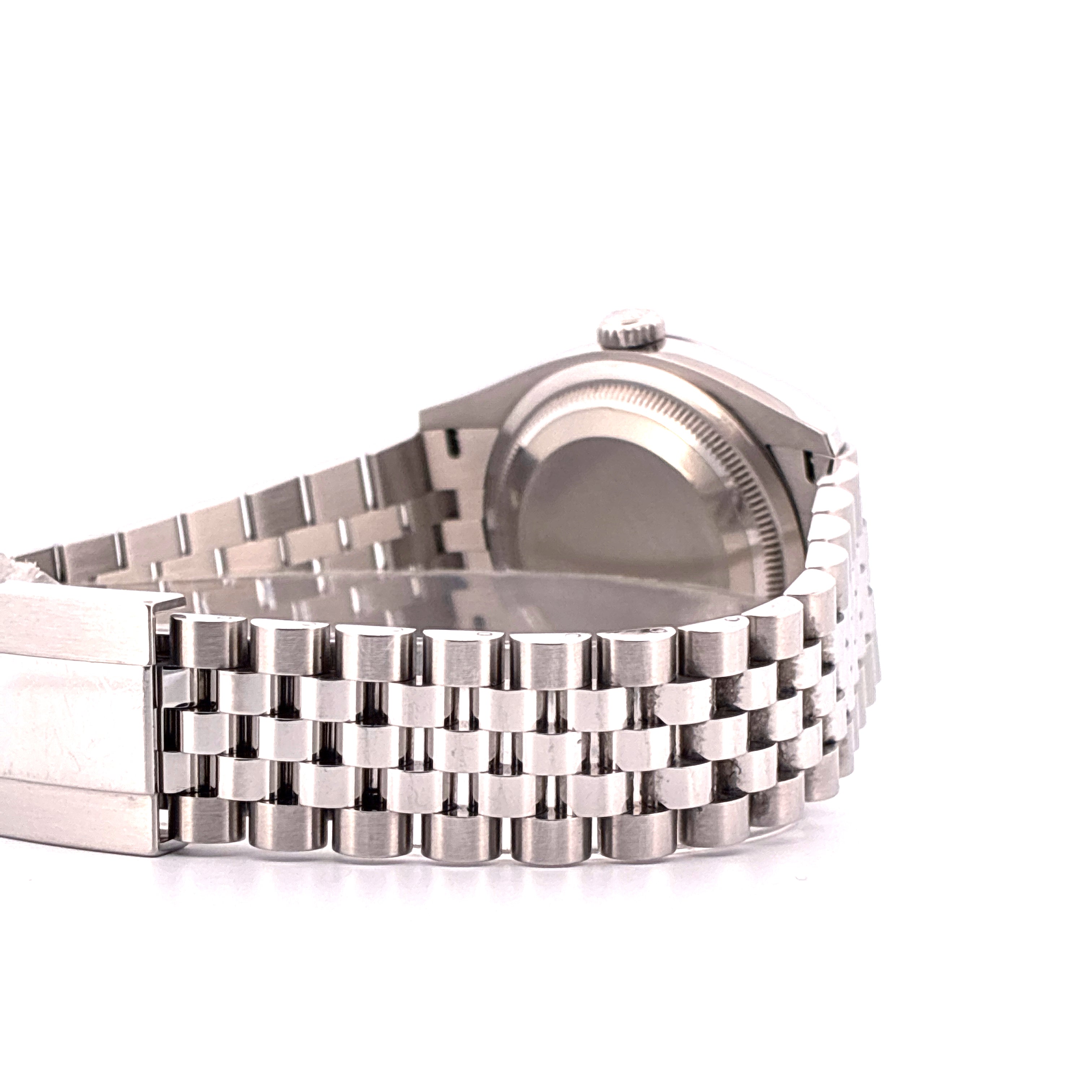 Rolex Datejust 36 Stahl Jubilee Armband und Gehaeuse im Seitenprofil auf weissem Hintergrund