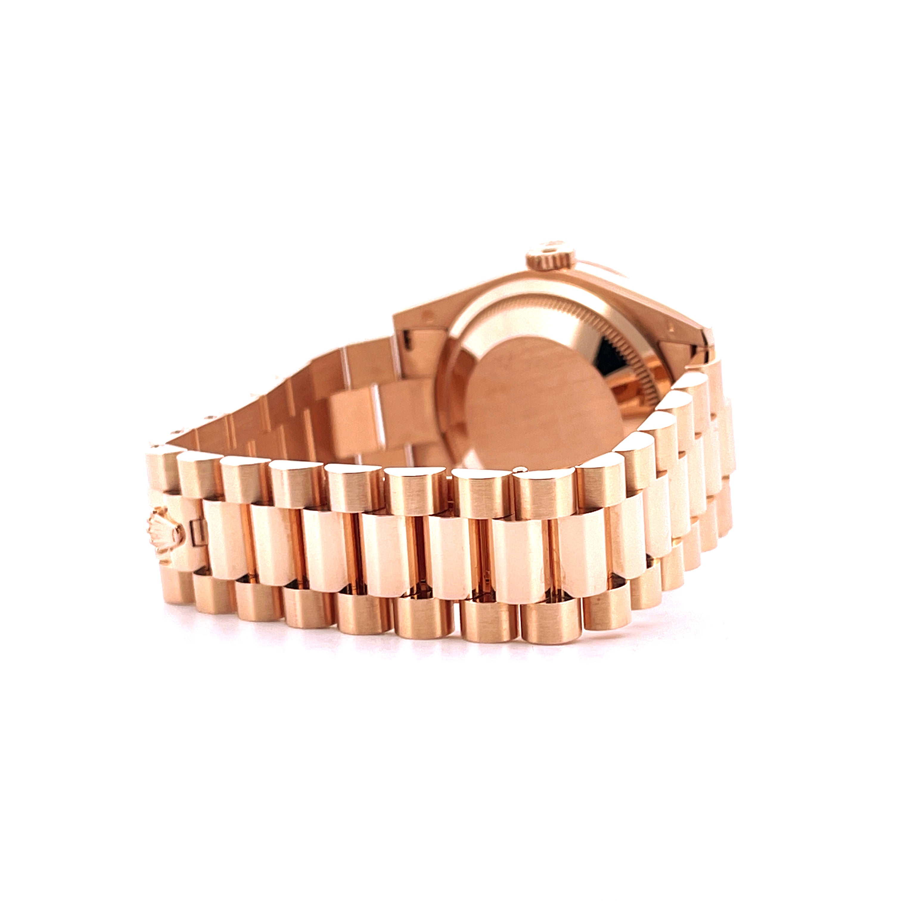 Seitenansicht einer Roségold Rolex Day-Date 36 mit Präsidentenarmband im Nahaufnahme auf weißem Hintergrund