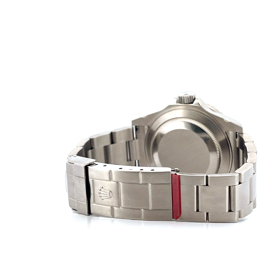 Detailansicht des Oyster-Armbands und der Schließe einer Rolex Submariner Kermit mit rotem Siegel