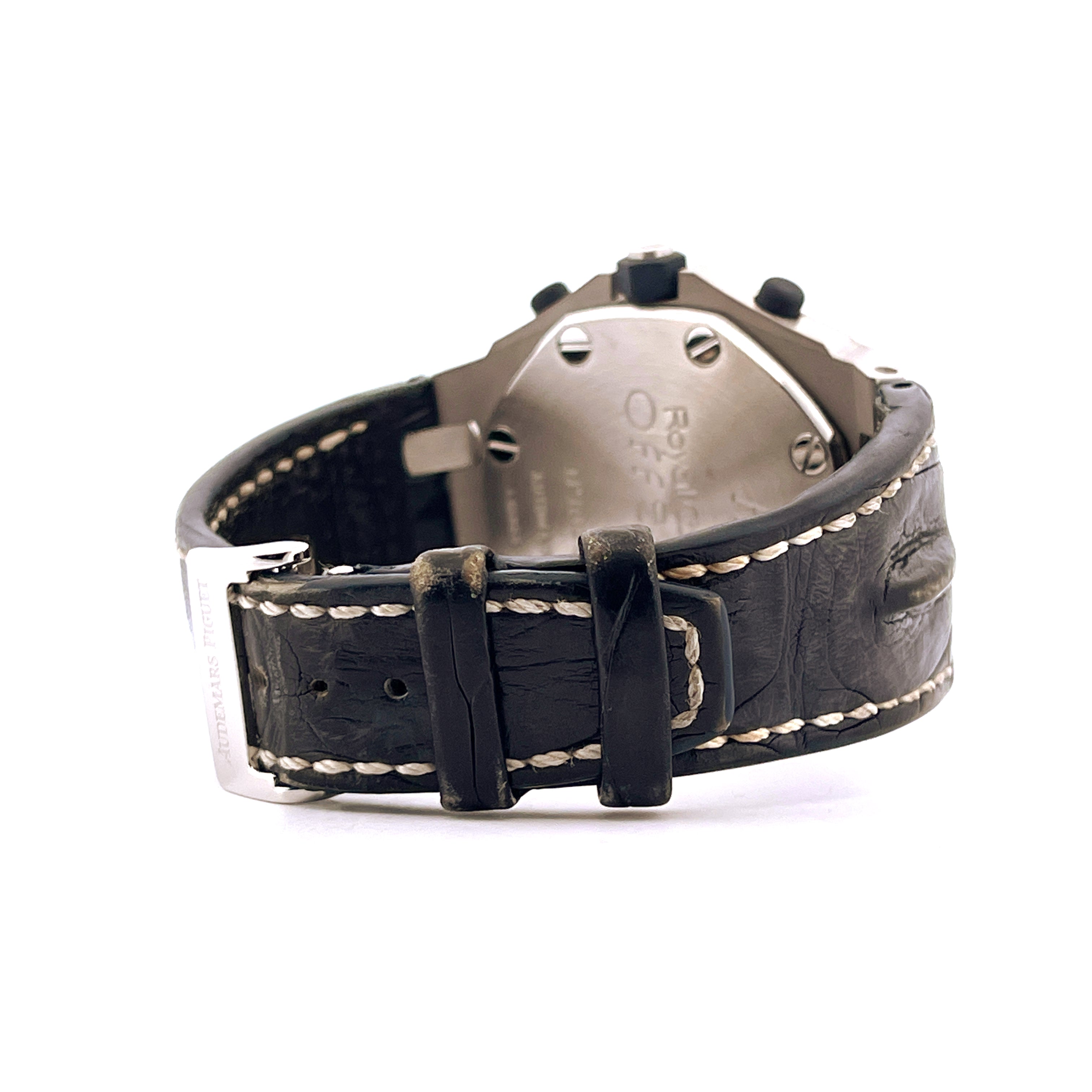 Rückansicht des Audemars Piguet Royal Oak Offshore mit schwarzem Lederarmband und Metallschnalle