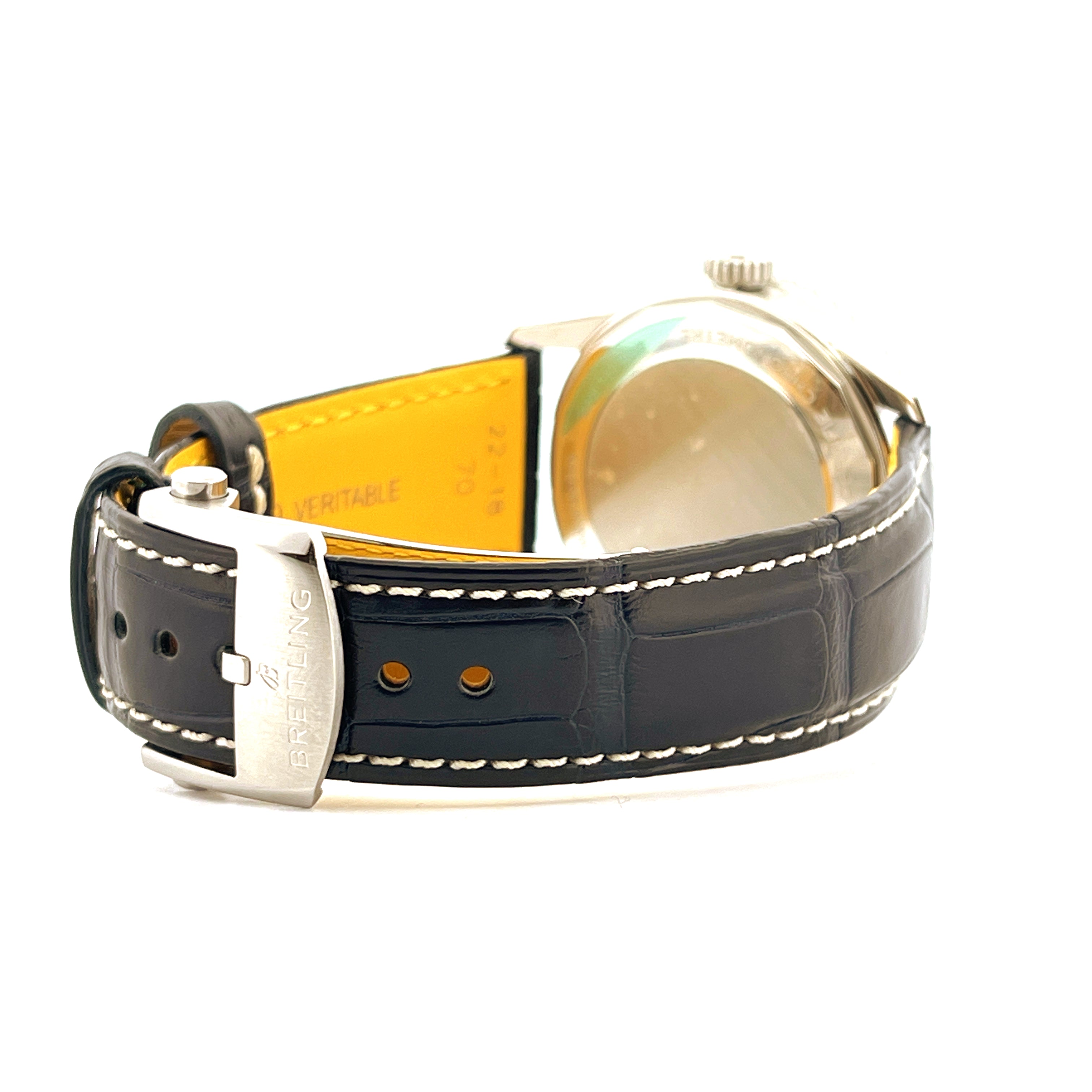 Seitenansicht eines Breitling Navitimer Automatic 41 mit schwarzem Lederarmband und Stahlschließe