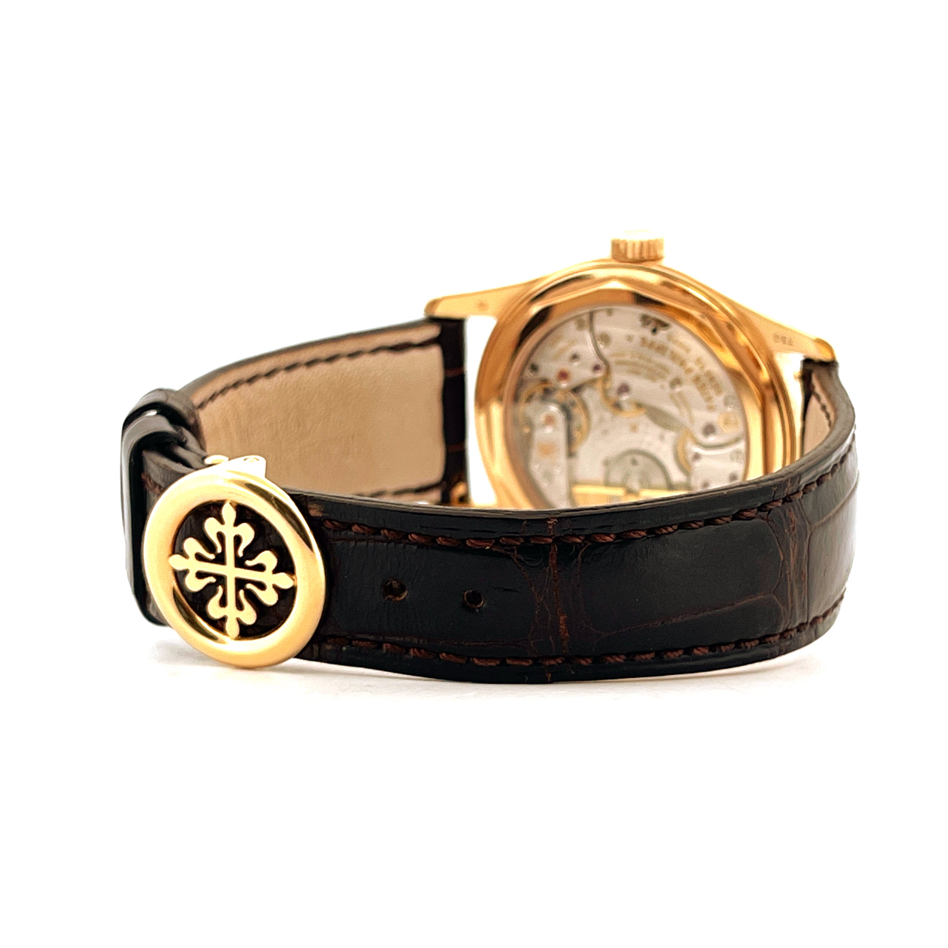 Patek Philippe Calatrava Roségold, Rückseite mit Uhrwerk, dunkles Lederarmband mit Calatrava-Kreuz-Schließe