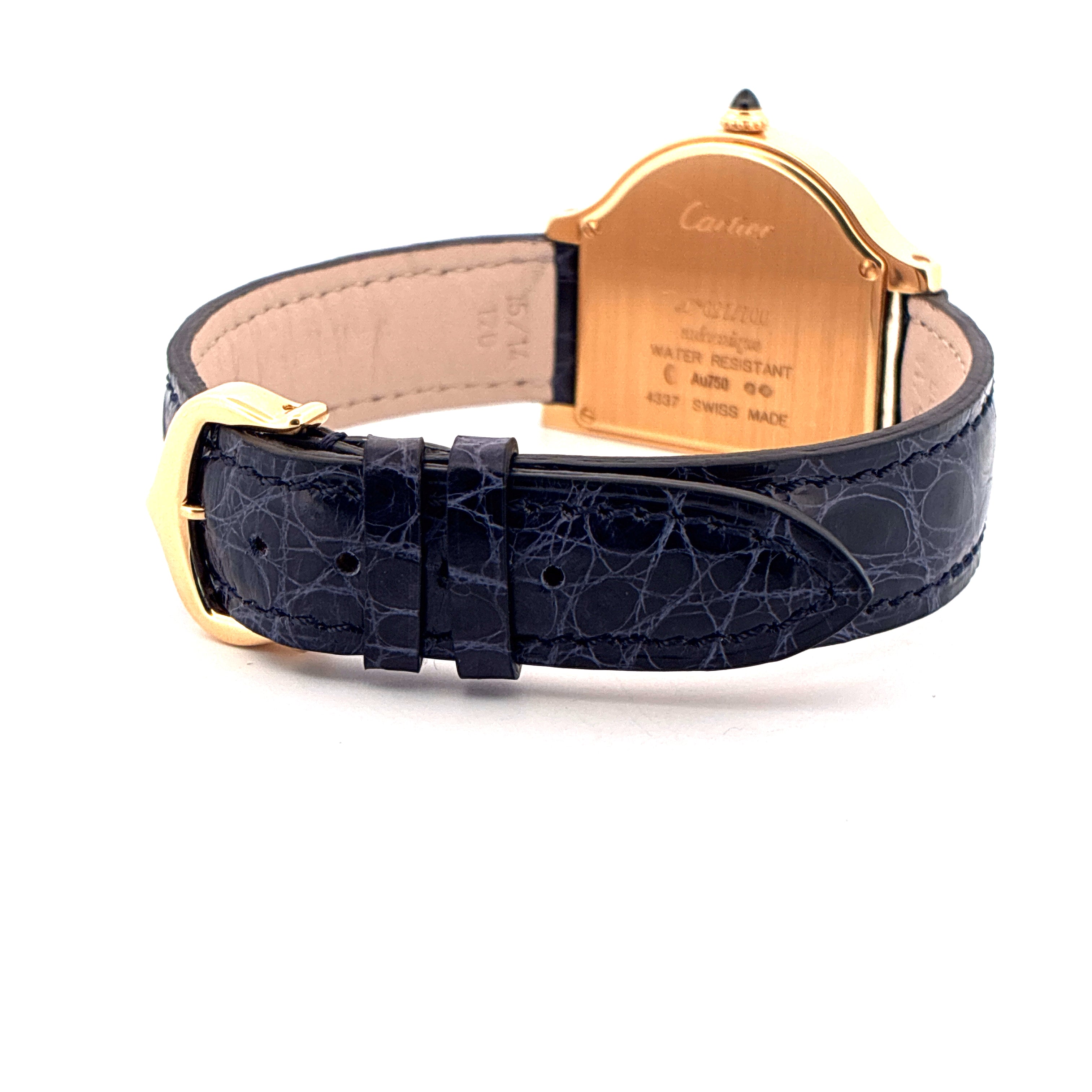 Cartier Cloche de Cartier Rückseite mit Lederarmband und goldenem Gehäuse auf weißem Hintergrund