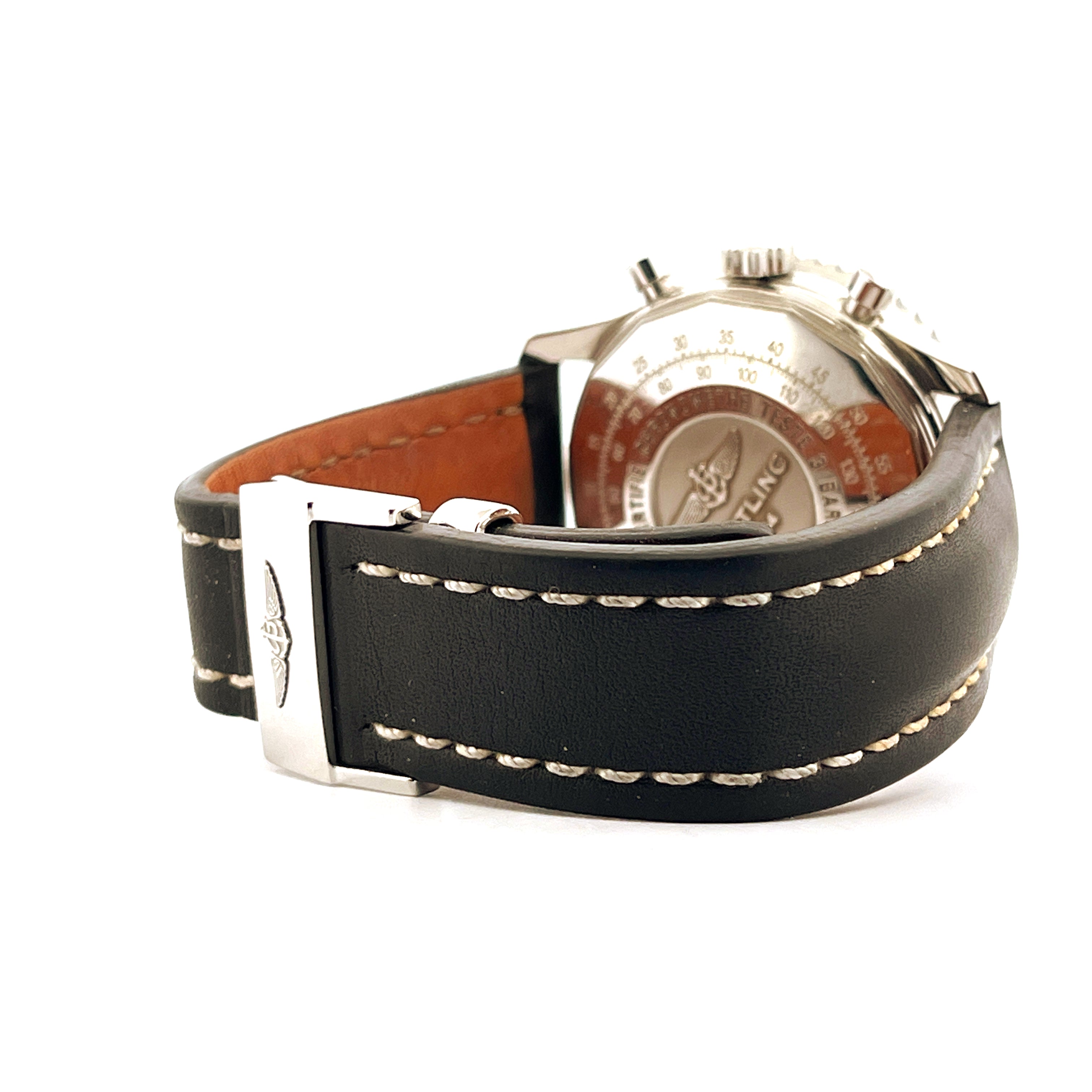 Breitling Navitimer B01 Seitenansicht eines schwarzen Lederarmbands mit silberner Breitling-Schließe