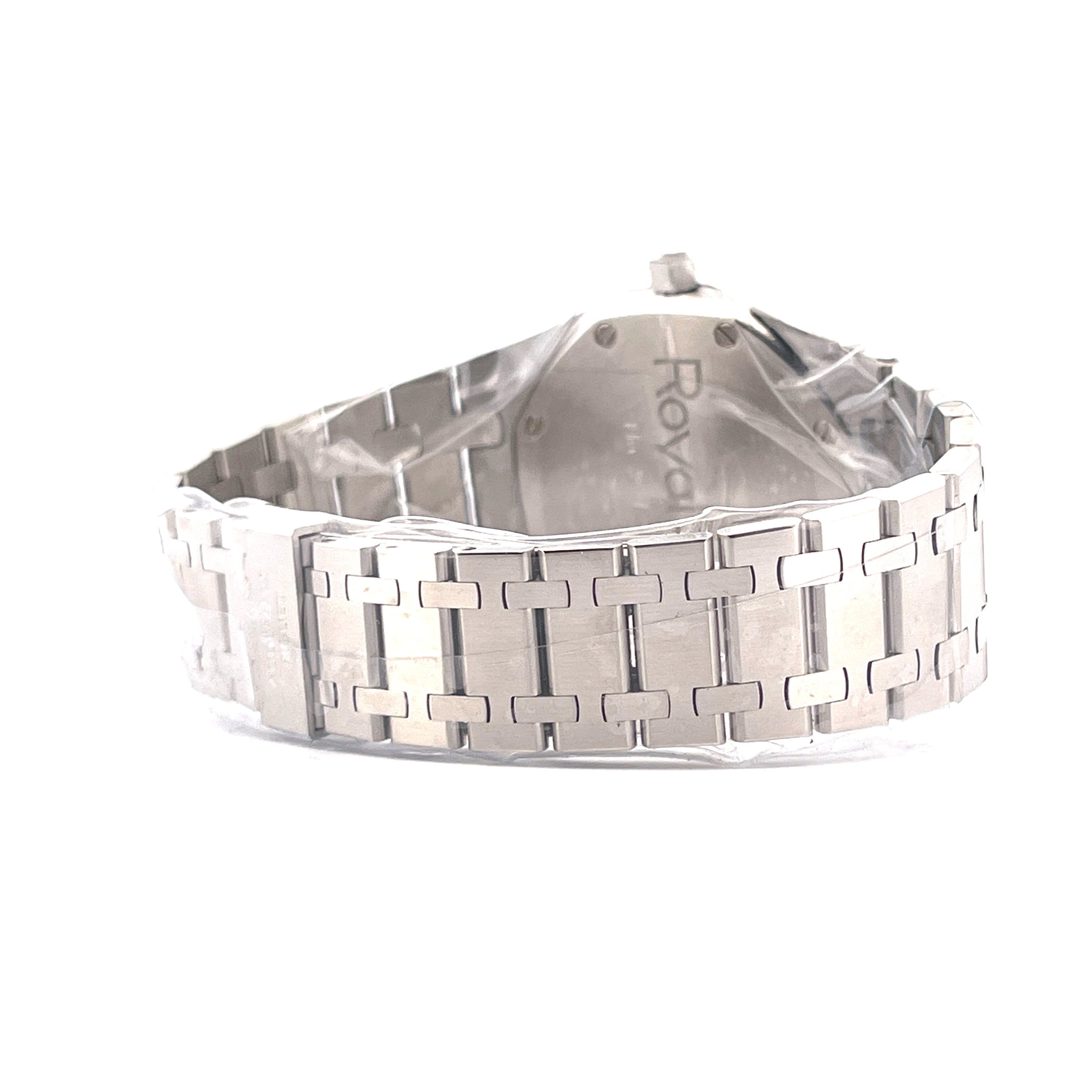 Audemars Piguet Royal Oak Jumbo 5402ST Edelstahlarmband Detail mit Gehäuse und Logo im Hintergrund