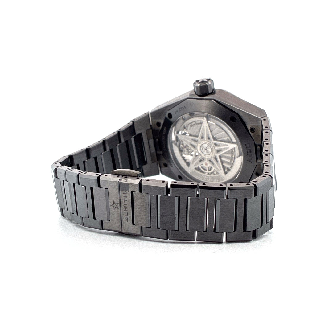 Zenith Defy Skyline Tourbillon schwarze Keramik: Rückseite mit Stern-Sichtboden und schwarzem Keramikband vor weißem Hinte…