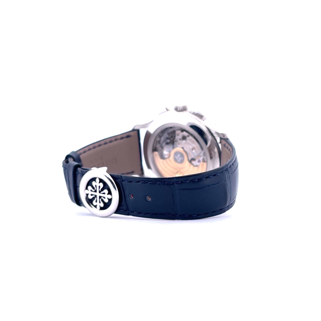 Patek Philippe Annual Calendar Chronograph, Schrägansicht mit Schließe, Gehäuseboden und Armband vor weißem Hintergrund