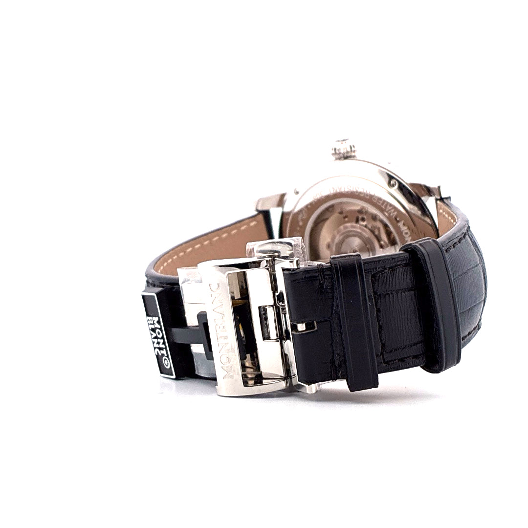 Seitenansicht der Montblanc Star Roman Quantième Complet mit schwarzem Lederarmband und Metallschnalle