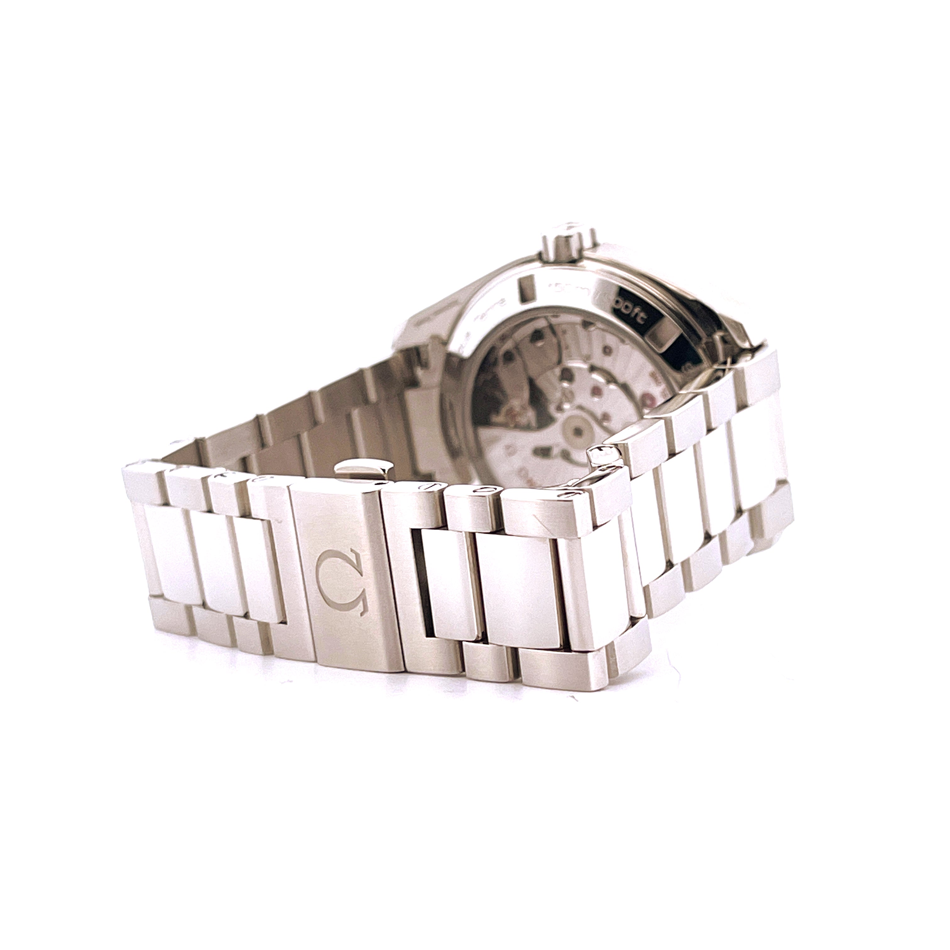 Seitenansicht einer Omega Seamaster Aqua Terra 38,5mm mit sichtbarem Automatikwerk und Stahlarmband