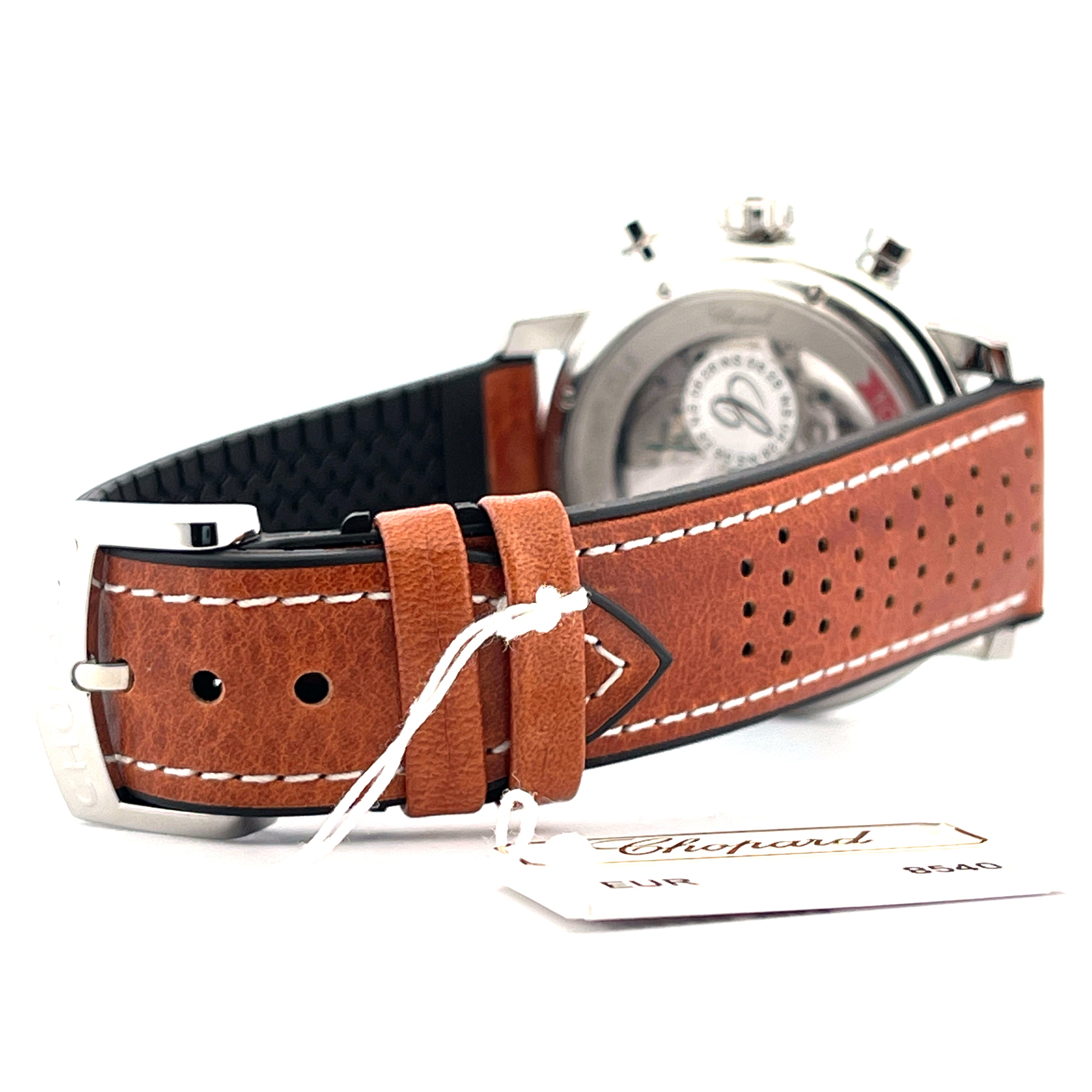 Chopard Mille Miglia SYLT Edition Automatik-Uhr im Detail von der Seite mit Lederarmband und Sichtboden