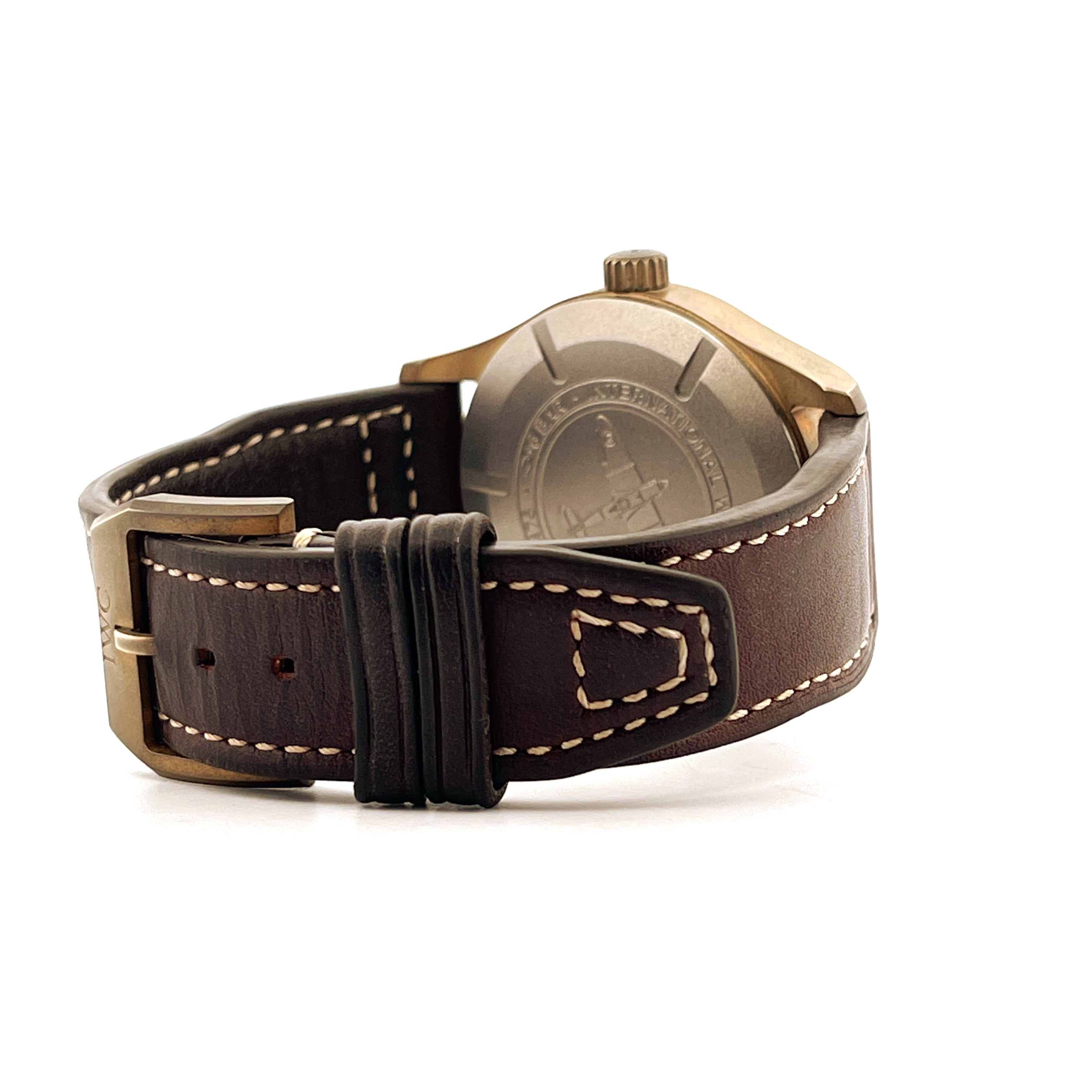 Seitenansicht einer gebrauchten IWC Spitfire Automatic Green Bronze Uhr aus Bronze mit braunem Lederarmband