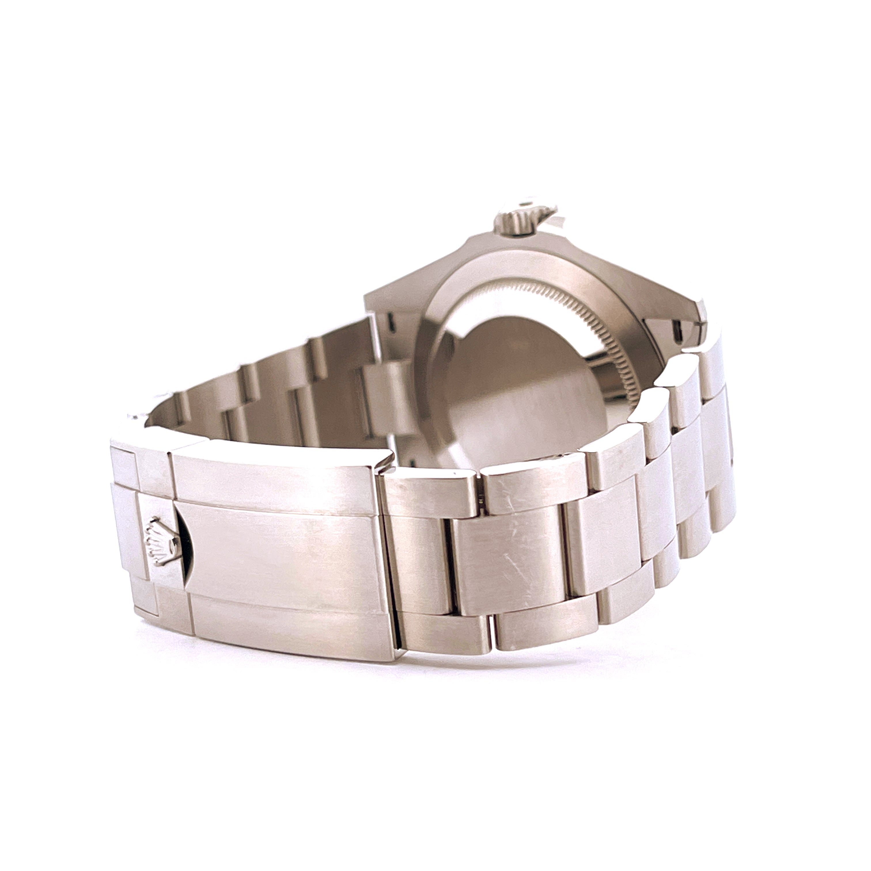 Seitenansicht einer Rolex Air King 126900 aus Edelstahl auf weißem Hintergrund