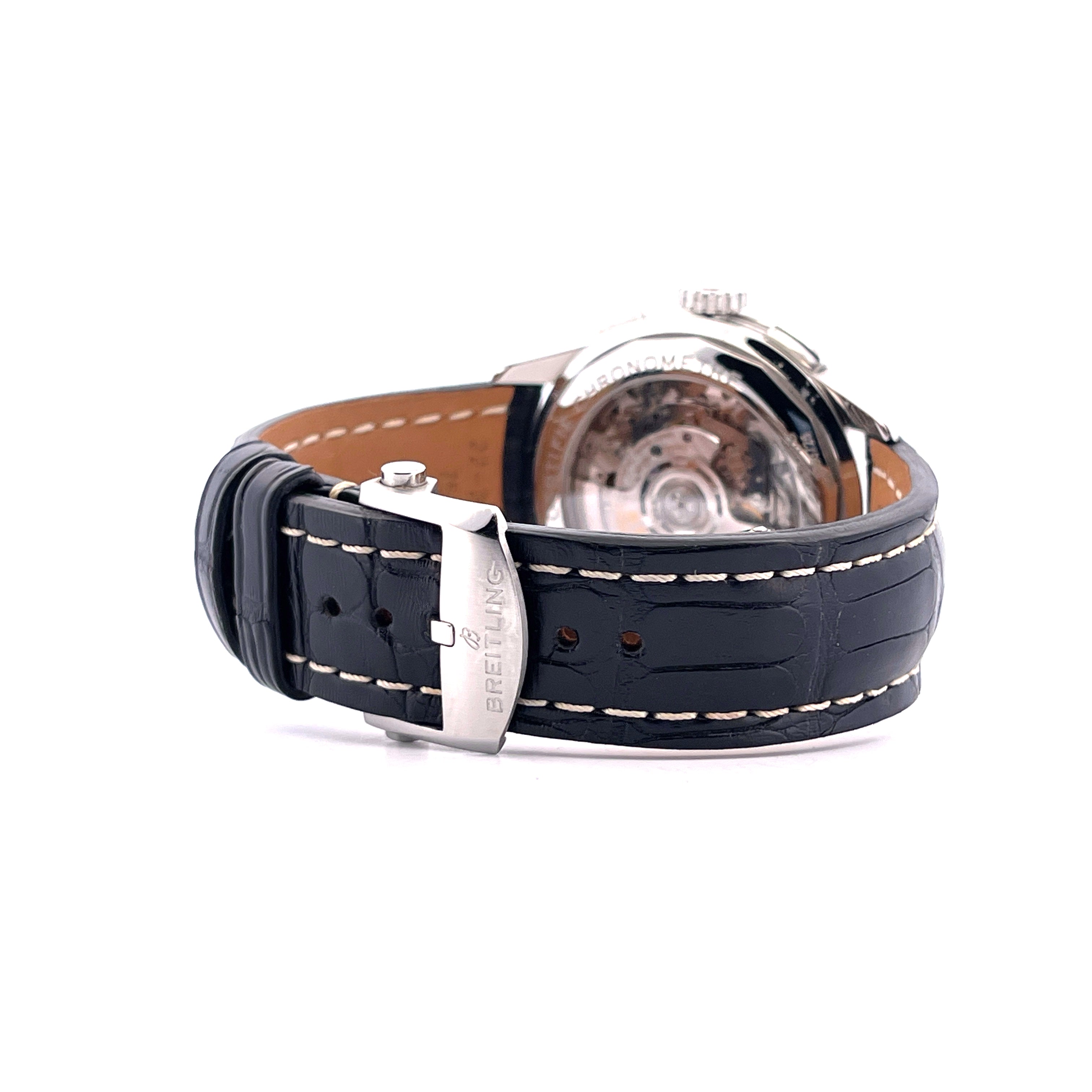 Breitling Premier B01 Chronograph 42 Panda Seitenansicht mit schwarzem Lederarmband und Edelstahlschließe
