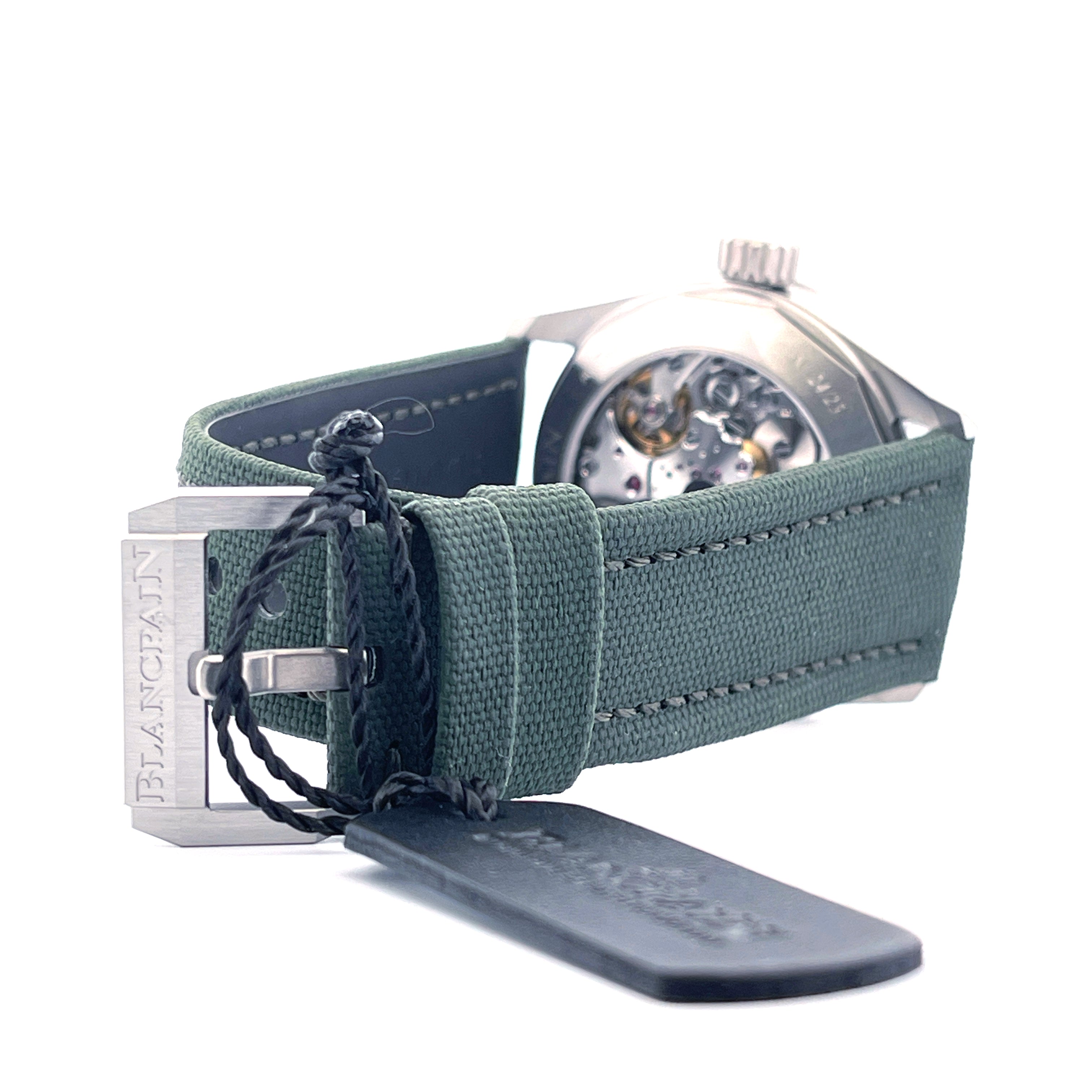 Detailansicht der Rückseite und des grünen Textilarmbands einer Blancpain Fifty Fathoms Bathyscaphe Automatik Uhr