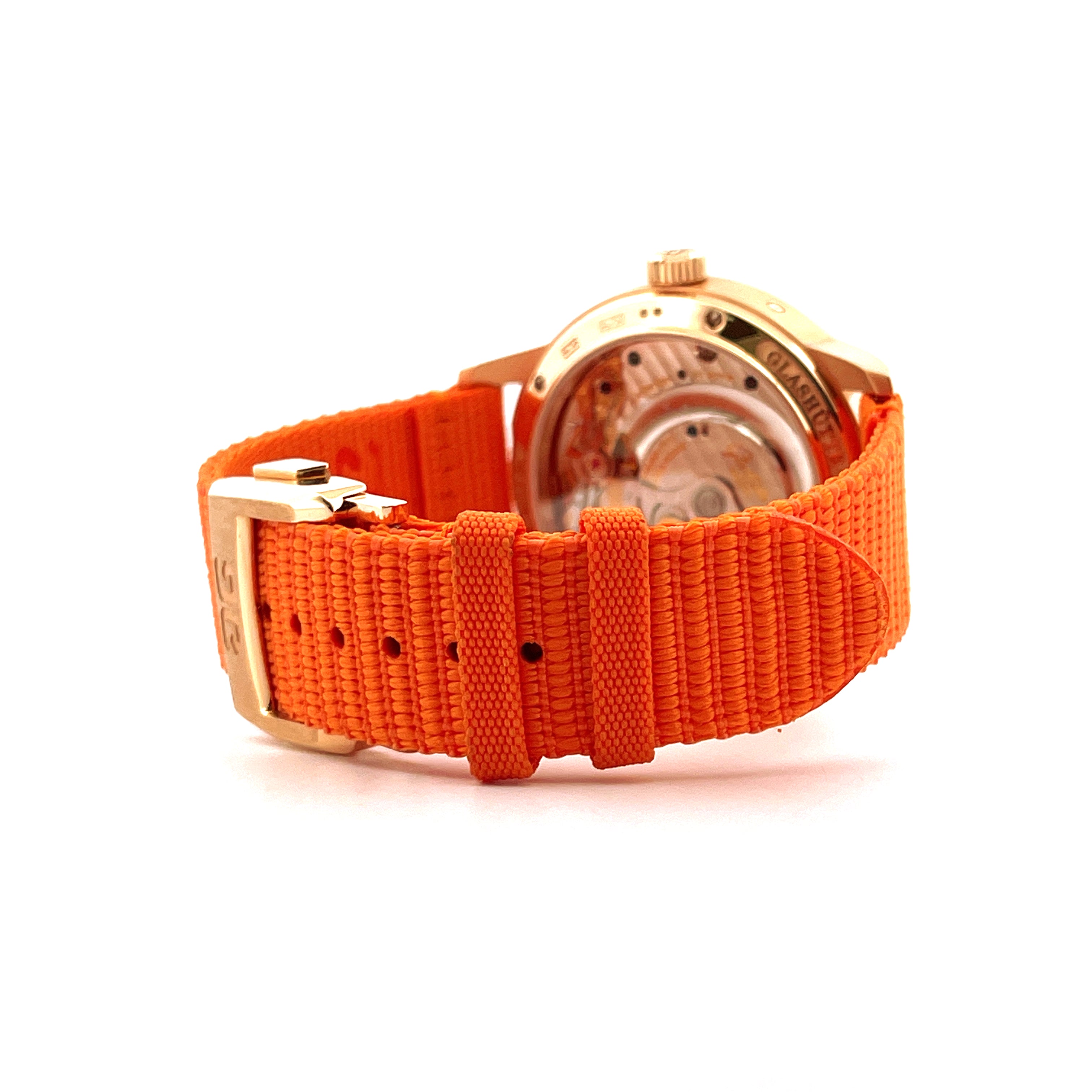 Glashütte Original Panomaticcalendar Roségold (2. Armband) mit orangefarbenem Textilarmband von hinten gesehen