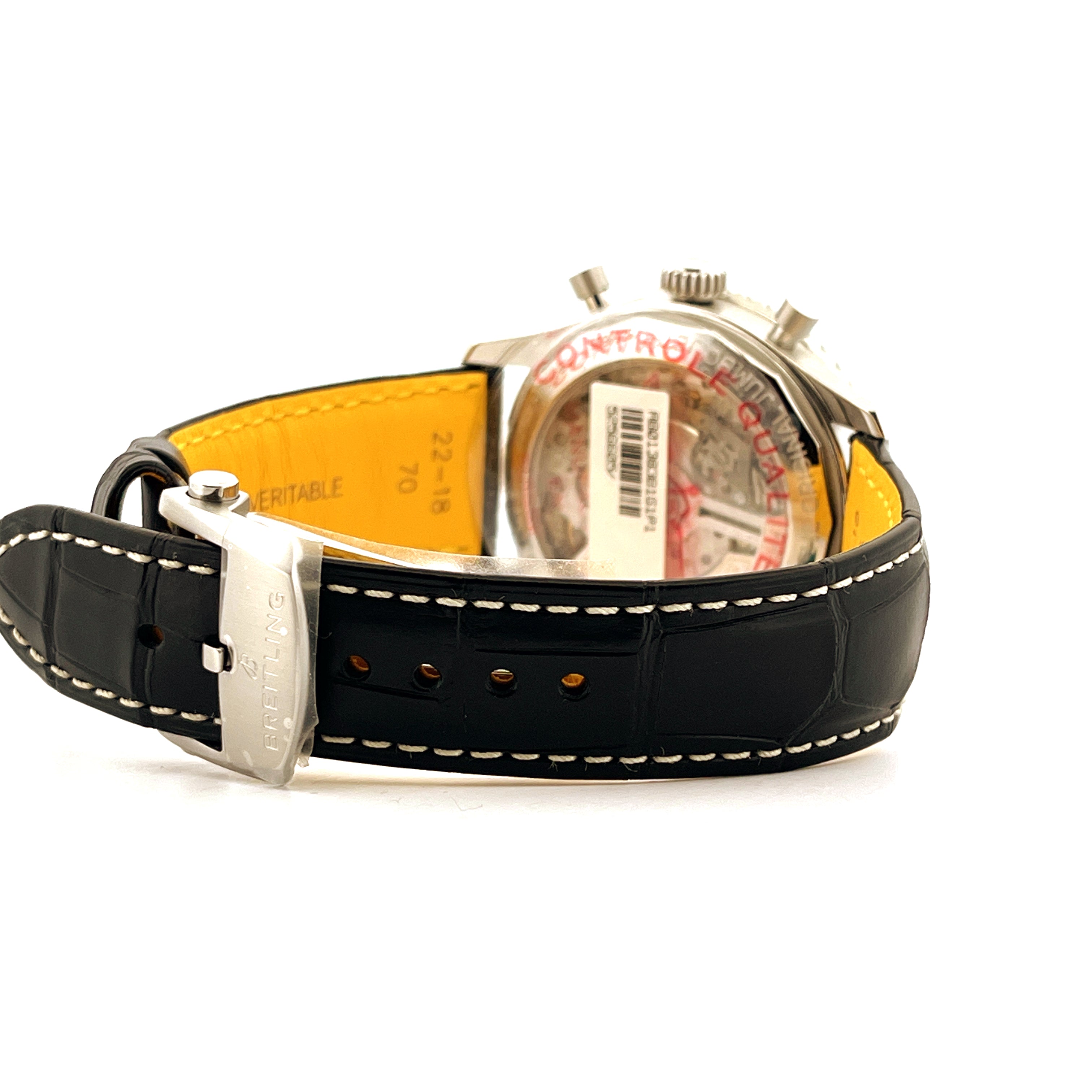 Seitenansicht des Breitling Navitimer B01 Boeing 747 mit schwarzem Lederarmband und Stahlschließe