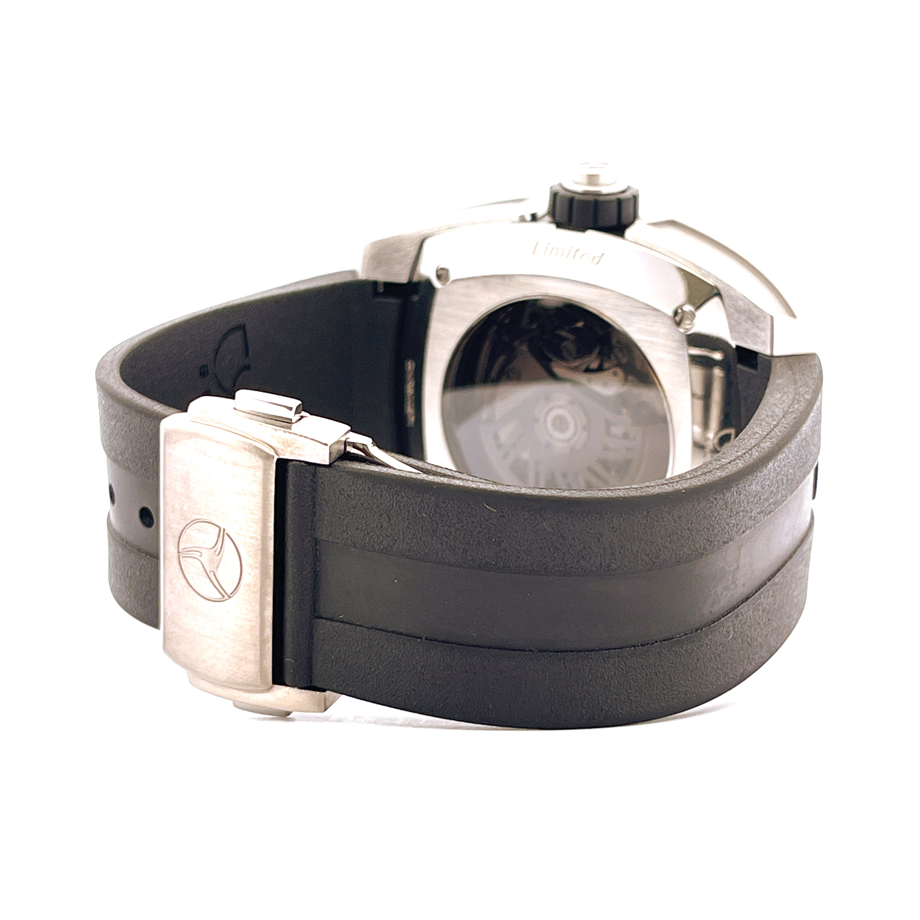 Cyrus Klepcys Chronograph Titan Limited Edition von der Seite mit schwarzem Kautschukband und Titanschließe