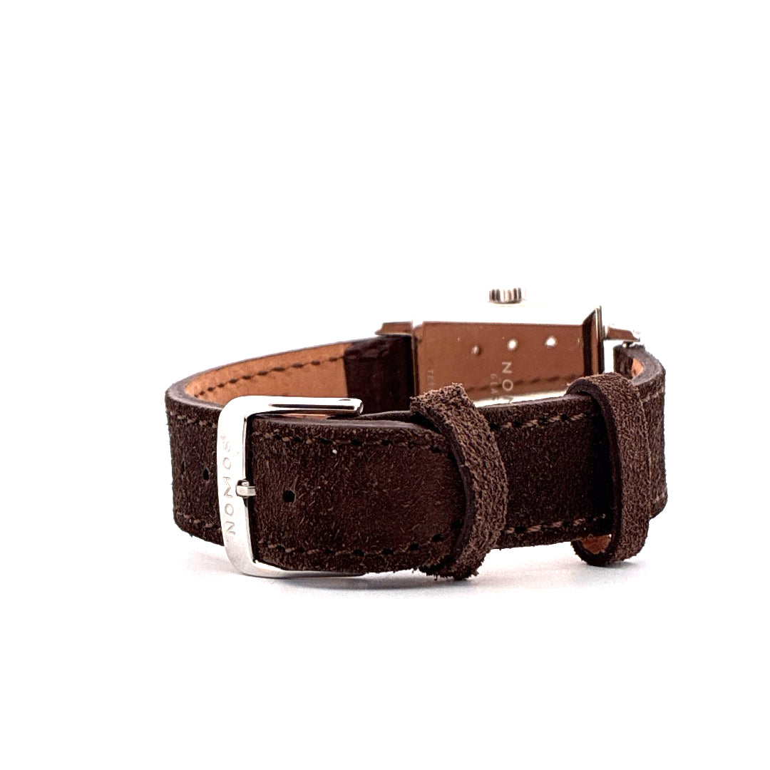 Nomos Tetra 27 Karat Like Unworn Handaufzug mit braunem Lederarmband und Edelstahlschließe auf weißem Hintergrund