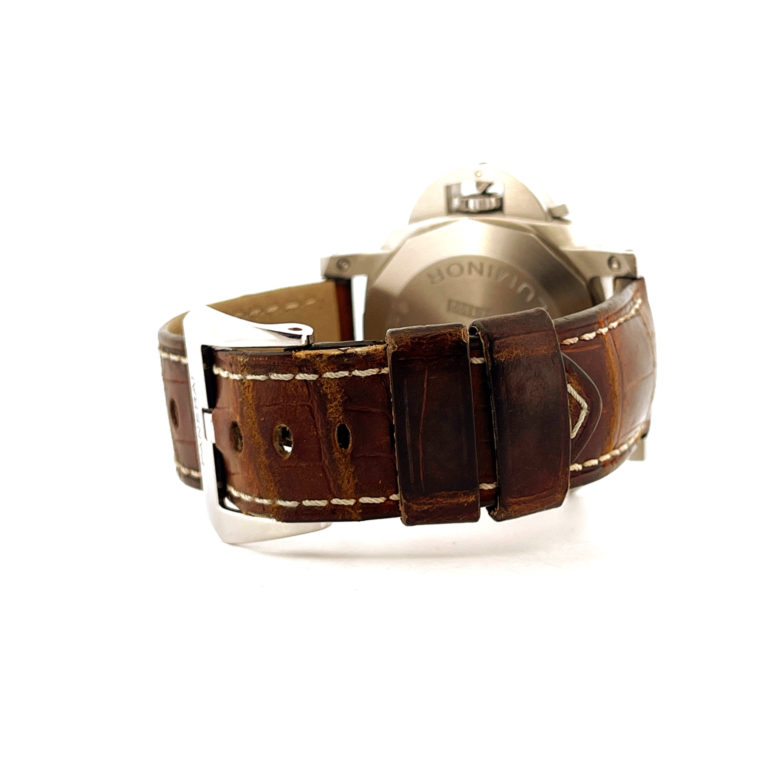 Seitenansicht des Panerai Luminor Chrono Pam01110 Lederarmband mit Edelstahlschließe auf weißem Hintergrund