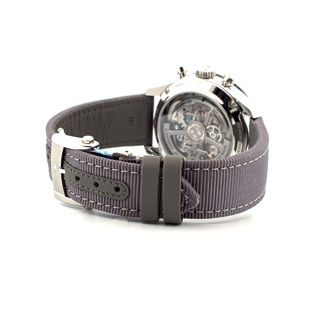 Zenith Chronomaster Sport Automatik aus Edelstahl mit grauem Textilband, Seitenansicht mit Sichtboden auf weißem Hintergrund