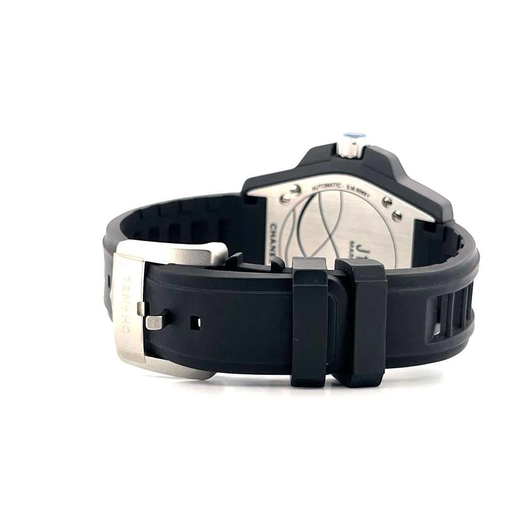Chanel J12 Marine 42mm Rückansicht mit schwarzem Kautschukarmband und Titanschließe