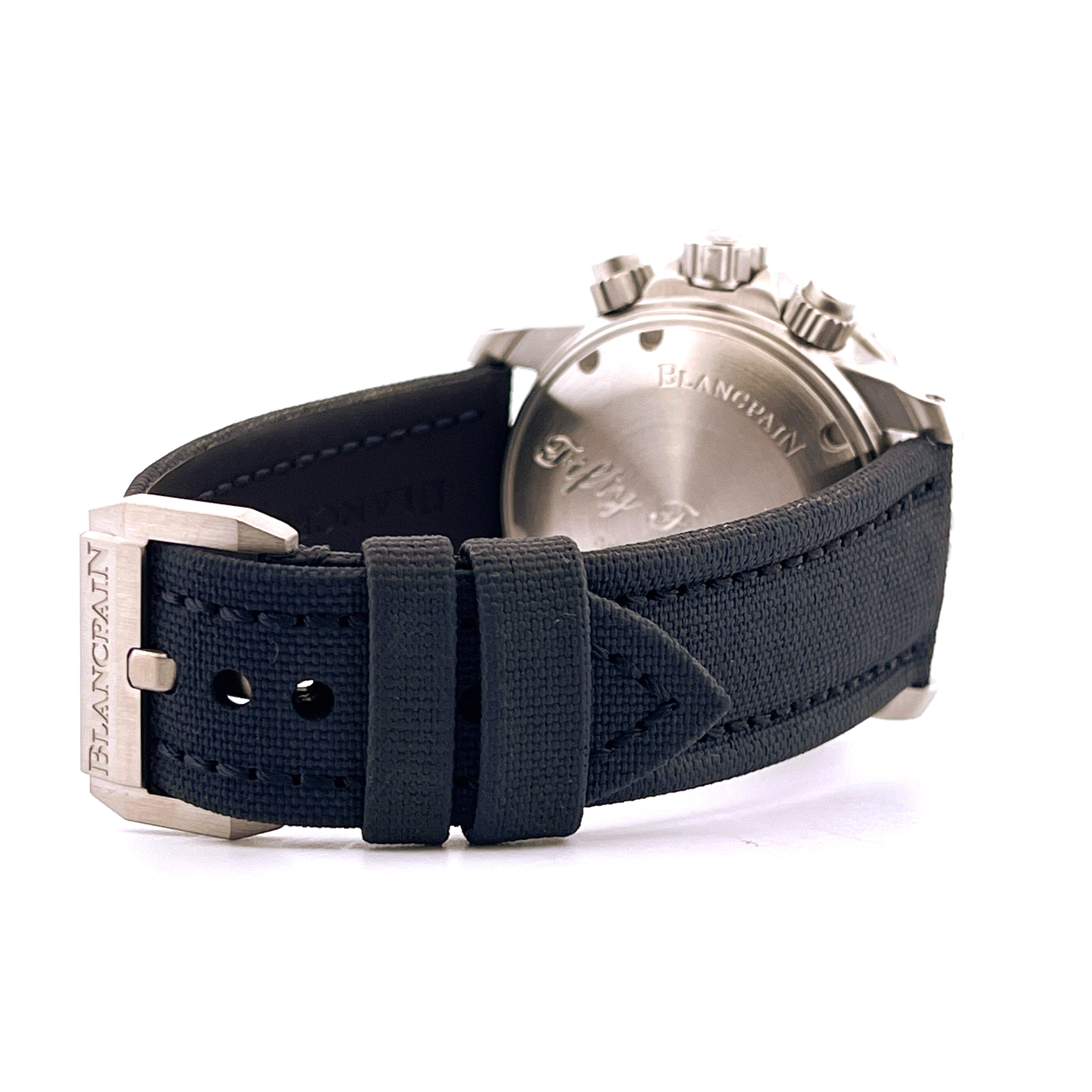 Seitenansicht einer Blancpain Fifty Fathoms Flyback mit schwarzem Stoffarmband und Edelstahlschließe
