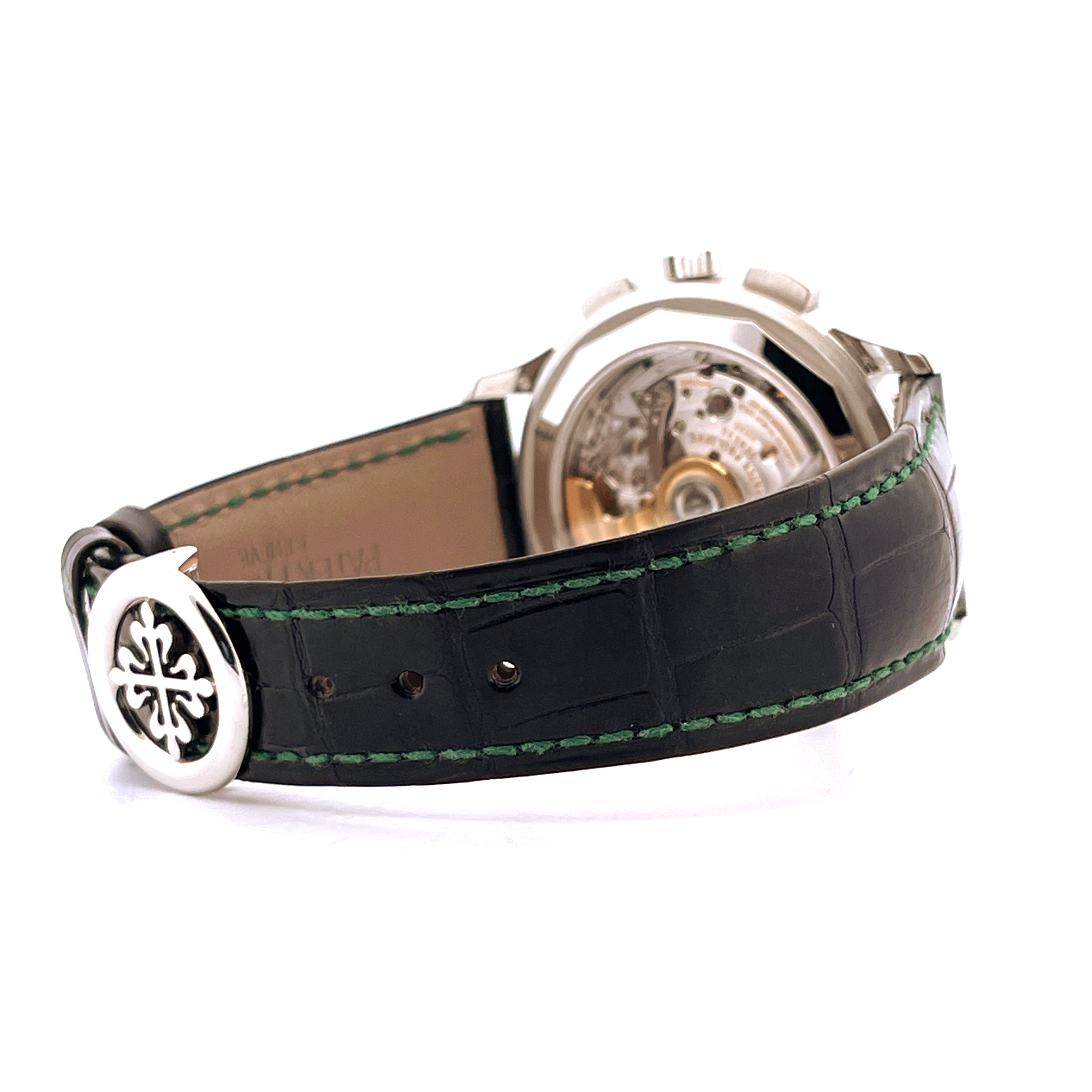 Seitenansicht eines Patek Philippe World Time Flyback Chronograph 5930P-001 Platin-Uhr mit schwarzem Krokodillederarmband