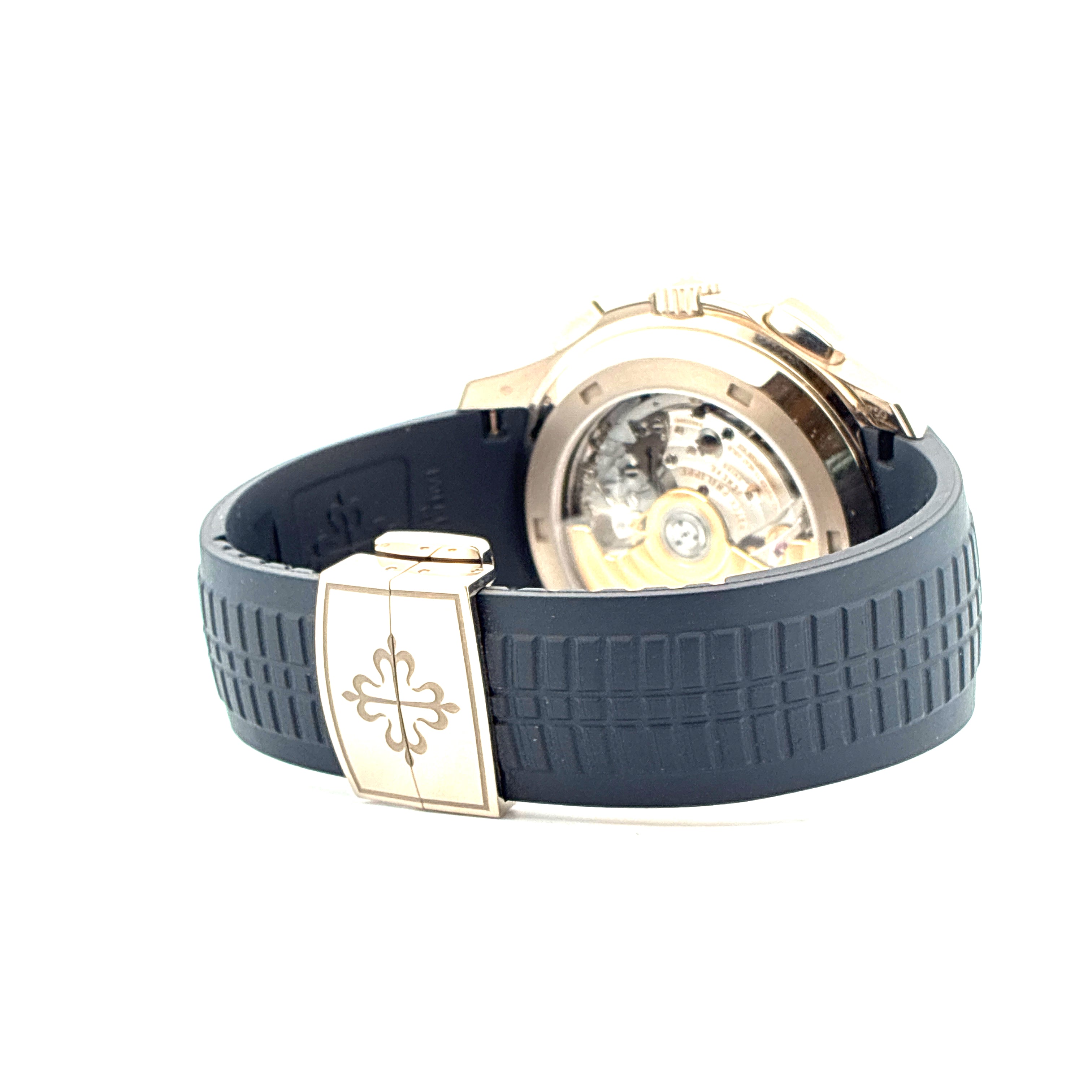 Patek Philippe Aquanaut Chronograph Gehaeuse aus Weissgold mit schwarzem Kautschukarmband und einer goldenen Schliesse