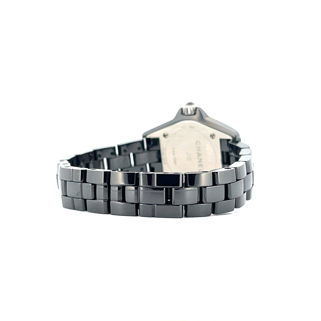 Chanel J12 29mm black, Seitenansicht des Keramikarmbands und der Gehäuserückseite