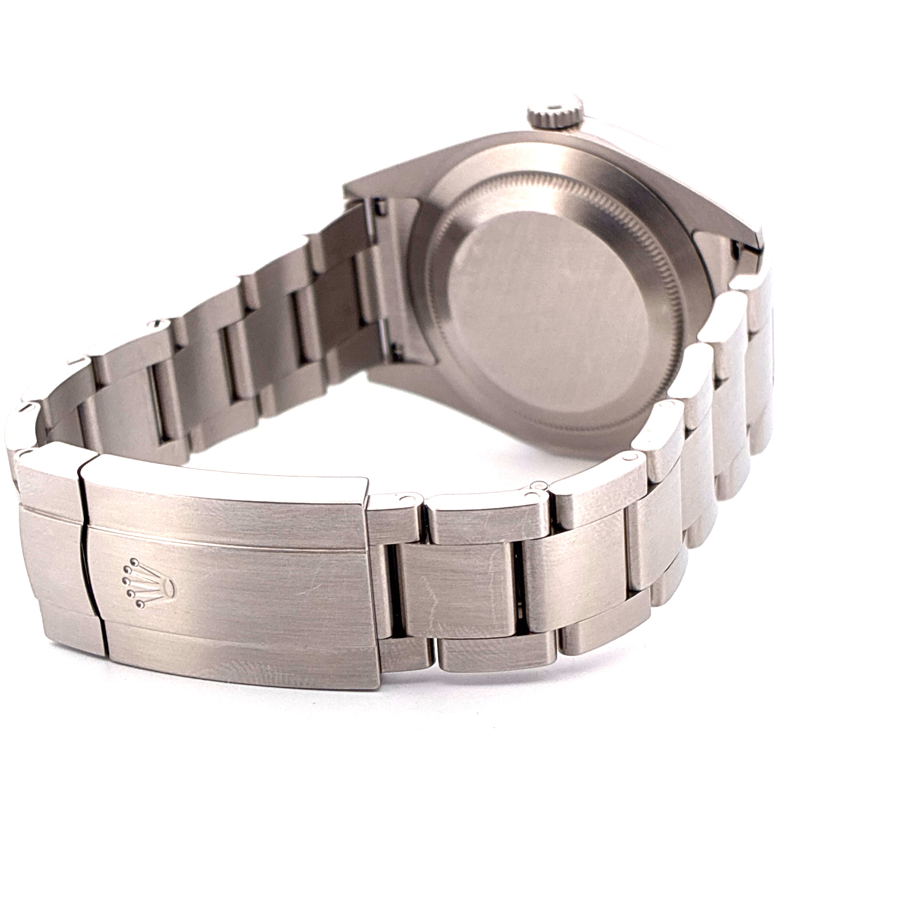 Rolex Oyster Perpetual 39 Stahl Armband und Schließe mit Krone in Nahaufnahme von der Seite auf weißem Hintergrund