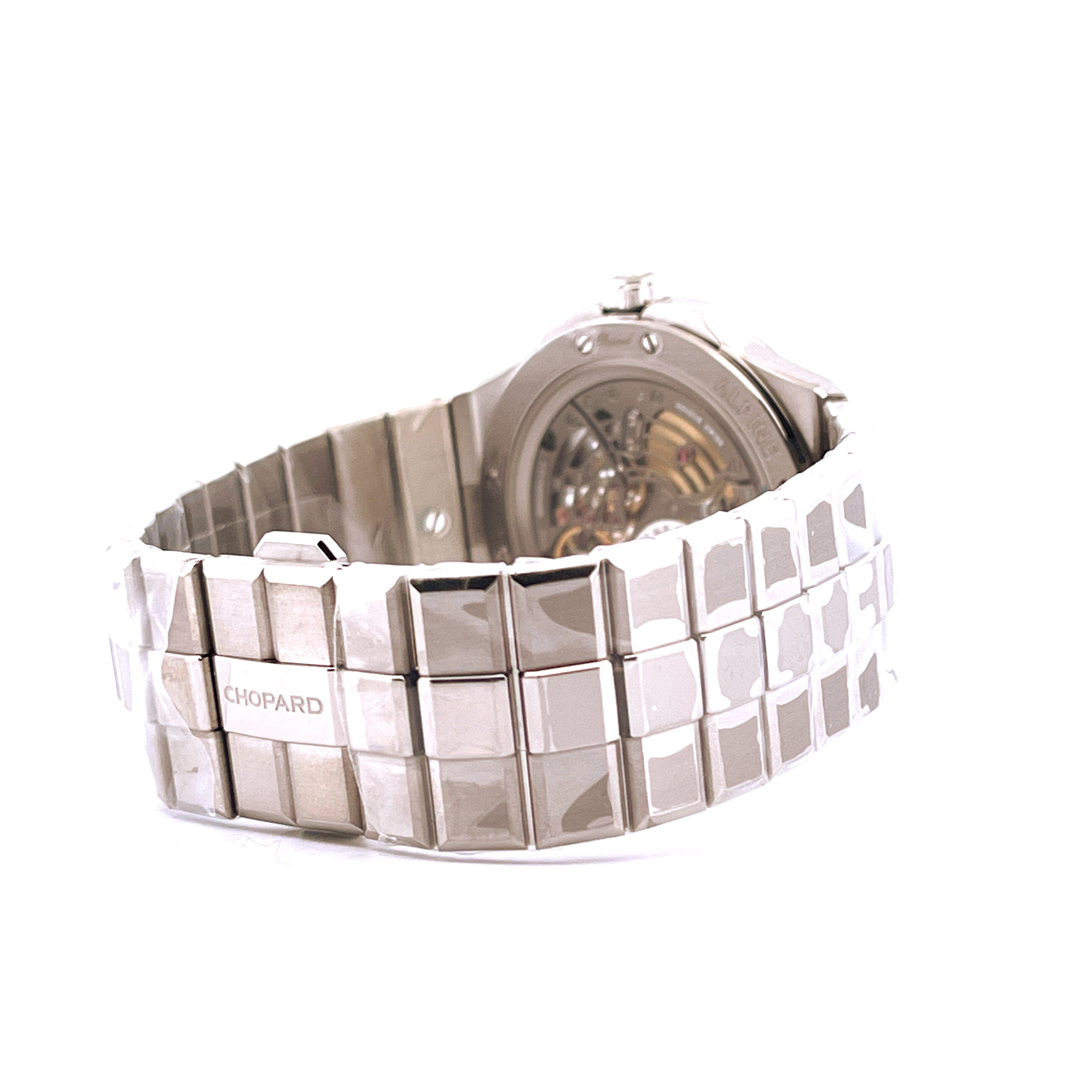 Chopard Alpine Eagle 41 Xp Titan Rückansicht eines Titanarmbands mit Chopard Schriftzug und sichtbarem Uhrwerk
