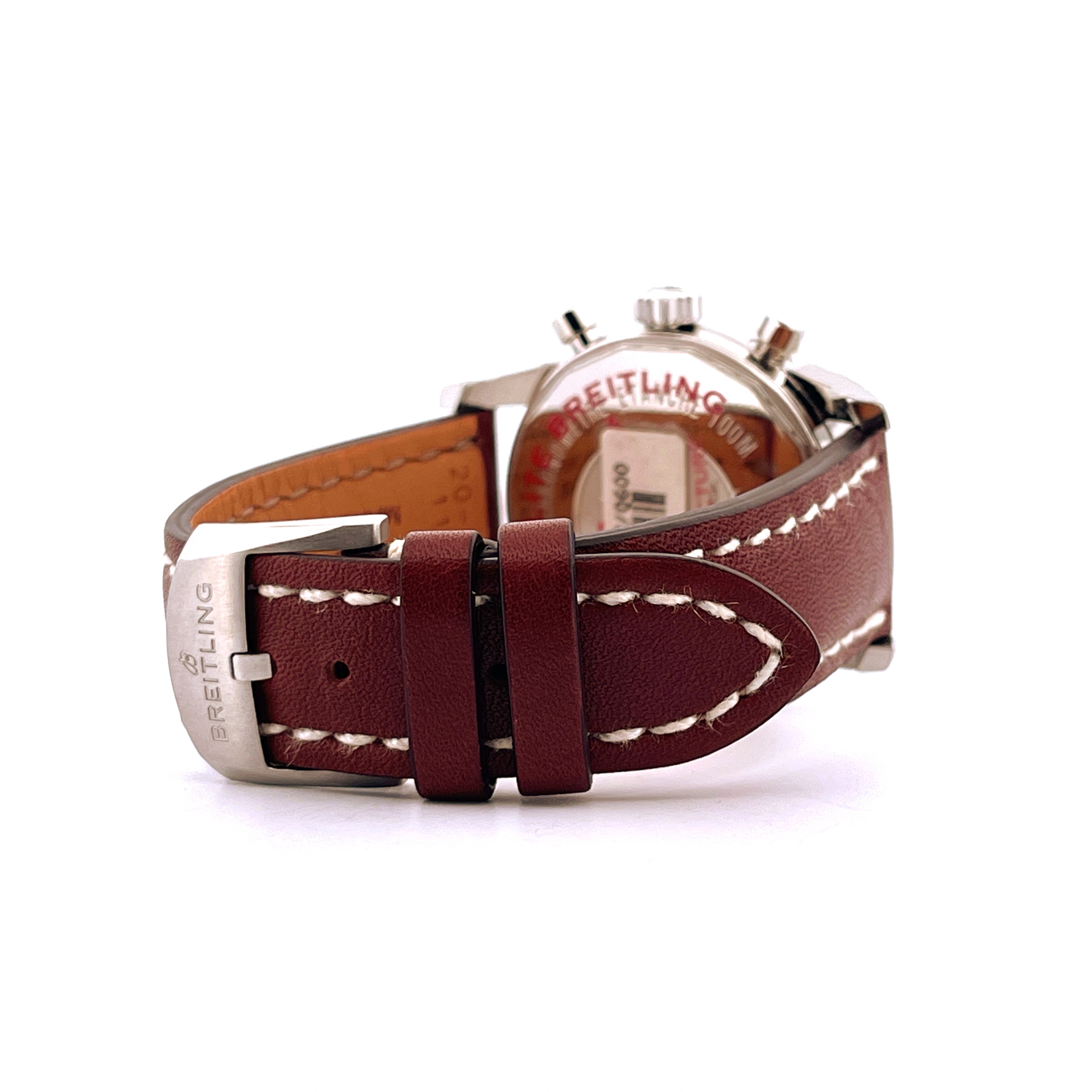 Breitling Transocean Chronograph 38, Seitenansicht des dunkelroten Lederarmbands mit weißer Naht und Edelstahlschließe