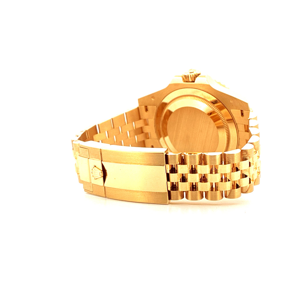 Rolex GMT-Master II 126718GRNR Gelbgold Rückseite und Armband im Detail auf weißem Hintergrund