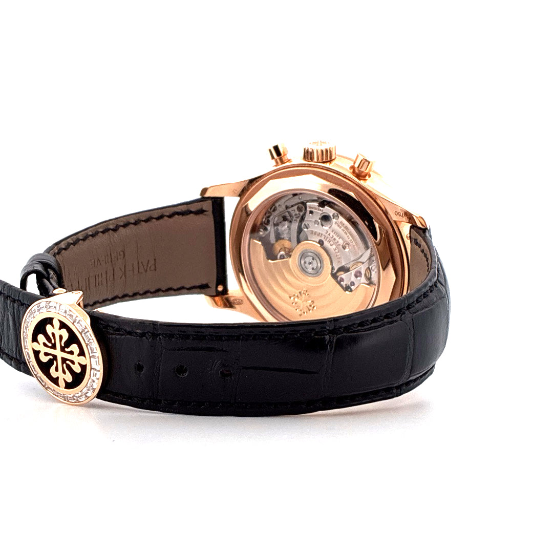 Patek Philippe 5961R-010 Rückansicht mit Roségoldgehäuse und schwarzem Lederarmband auf weißem Hintergrund