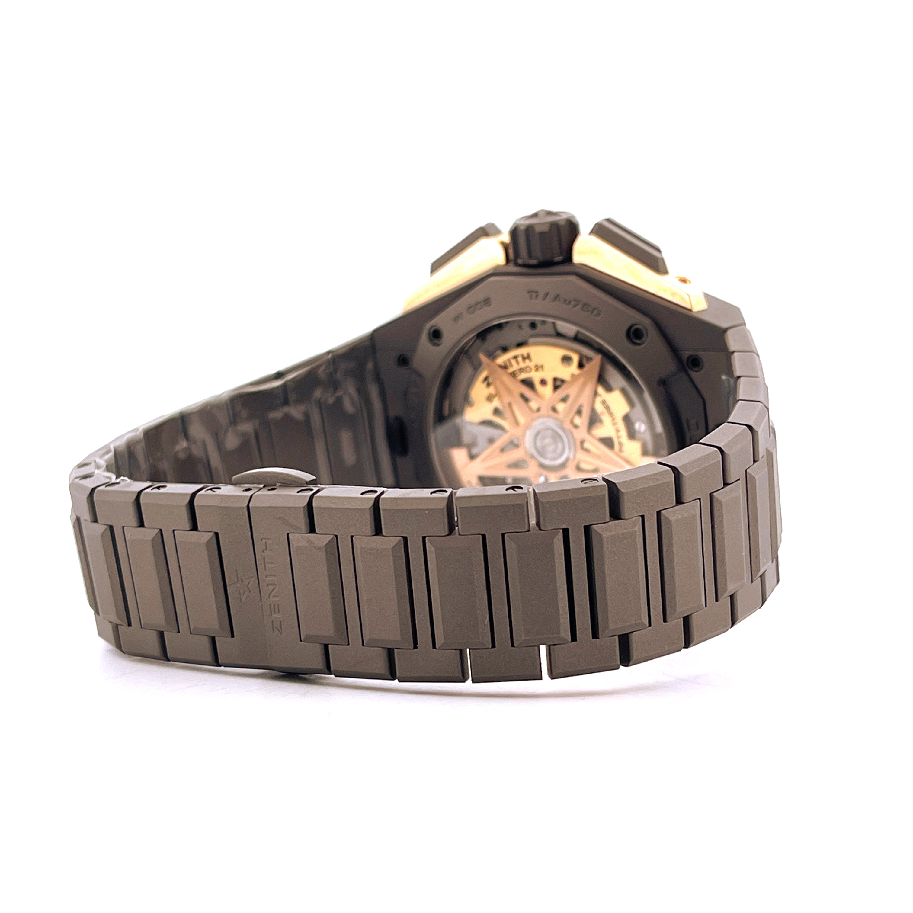 Zenith Defy Extreme Titan Roségold Uhr, Seitenansicht mit sichtbarem Uhrwerk und Titanband