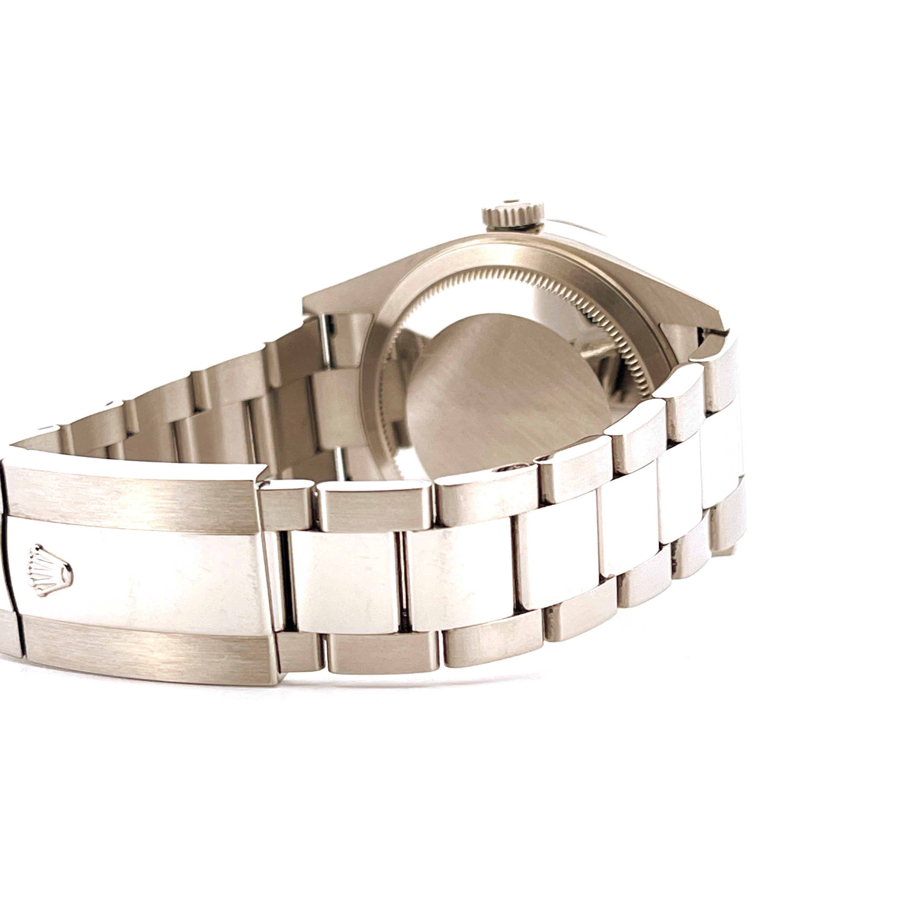 Rolex Sky-Dweller aus Stahl in Seitenansicht mit Armband und Schließe mit Rolex-Krone
