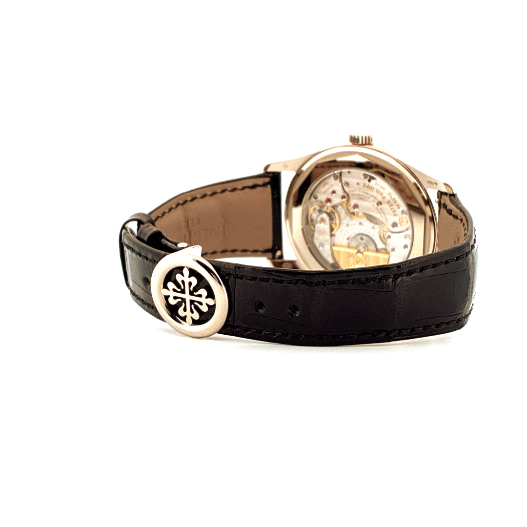 Patek Philippe Calatrava 6006G-001 Rückseite mit Automatikwerk und schwarzem Lederarmband