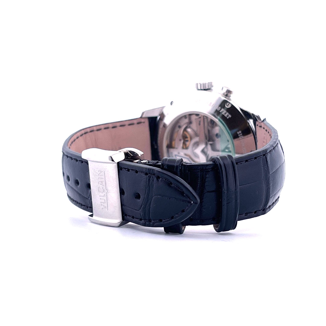 Vulcain 50s Presidents Watch Stahl Automatik Lederband mit Schließe auf weißem Hintergrund