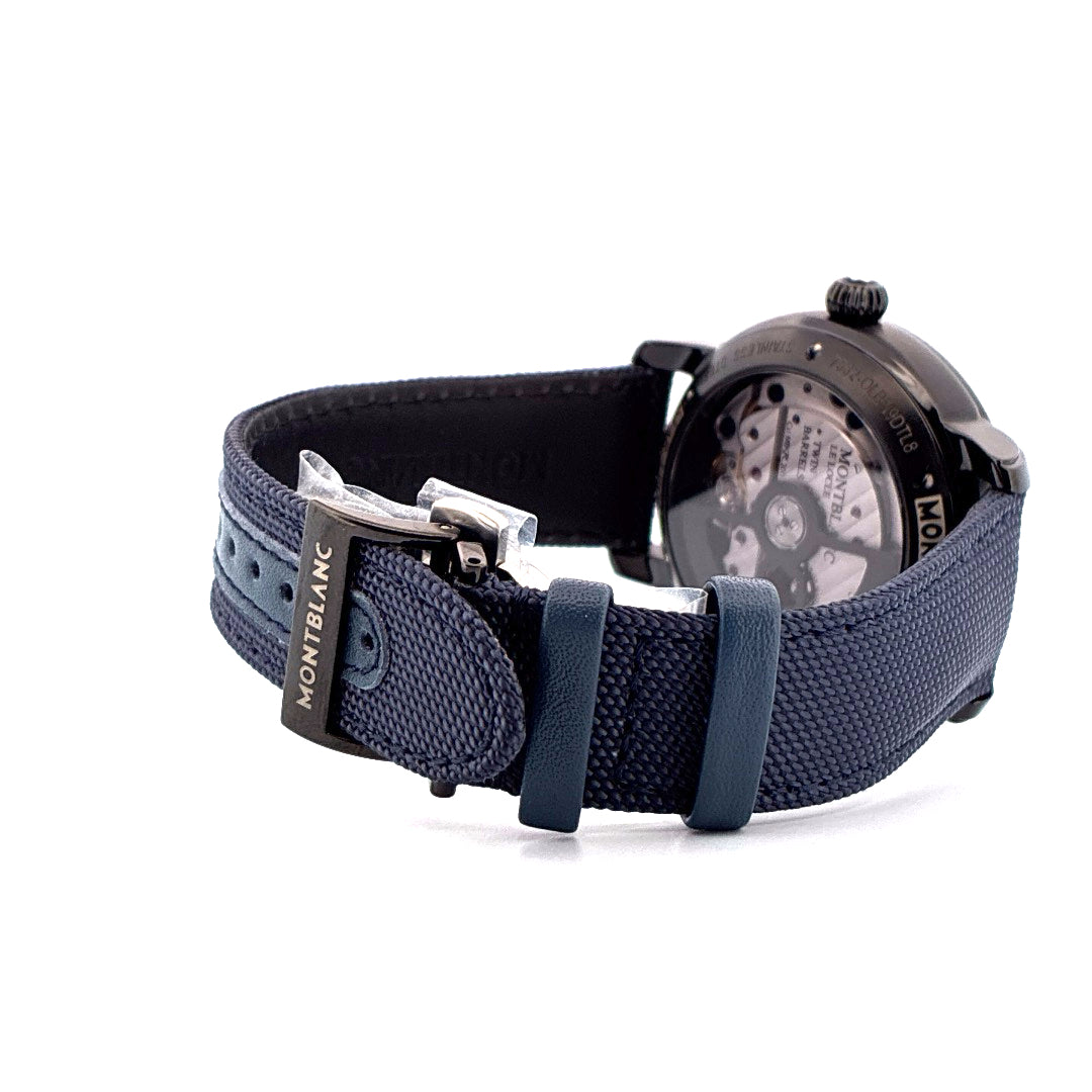 Montblanc Star Legacy Nicolas Rieussec Chronograph 43mm mit blauem Textilband und Stahlgehäuse im Profil auf weißem Grund