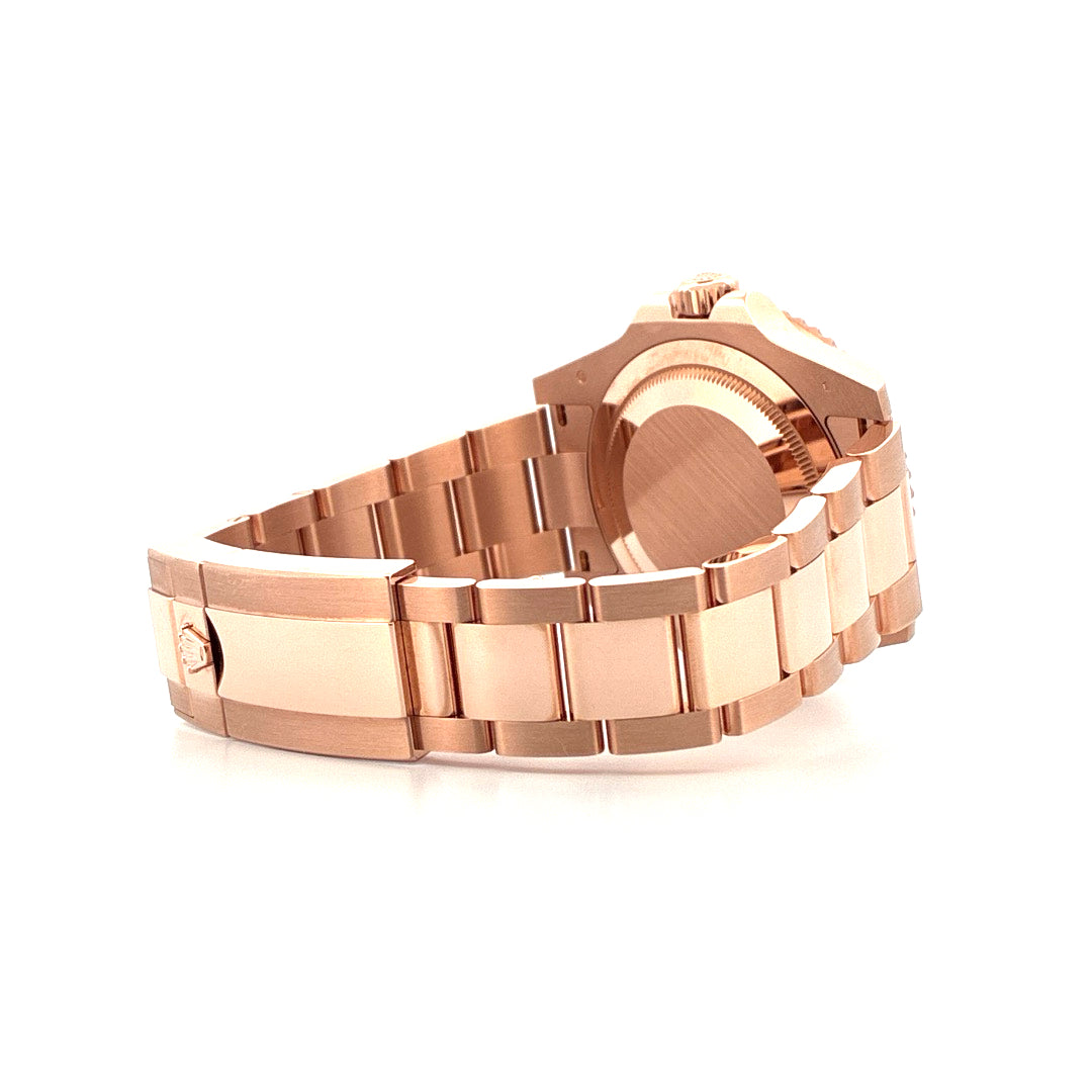 Rolex GMT-Master II Roségold (2022) Seitenansicht eines roségoldenen Armbands und Gehäusedetails