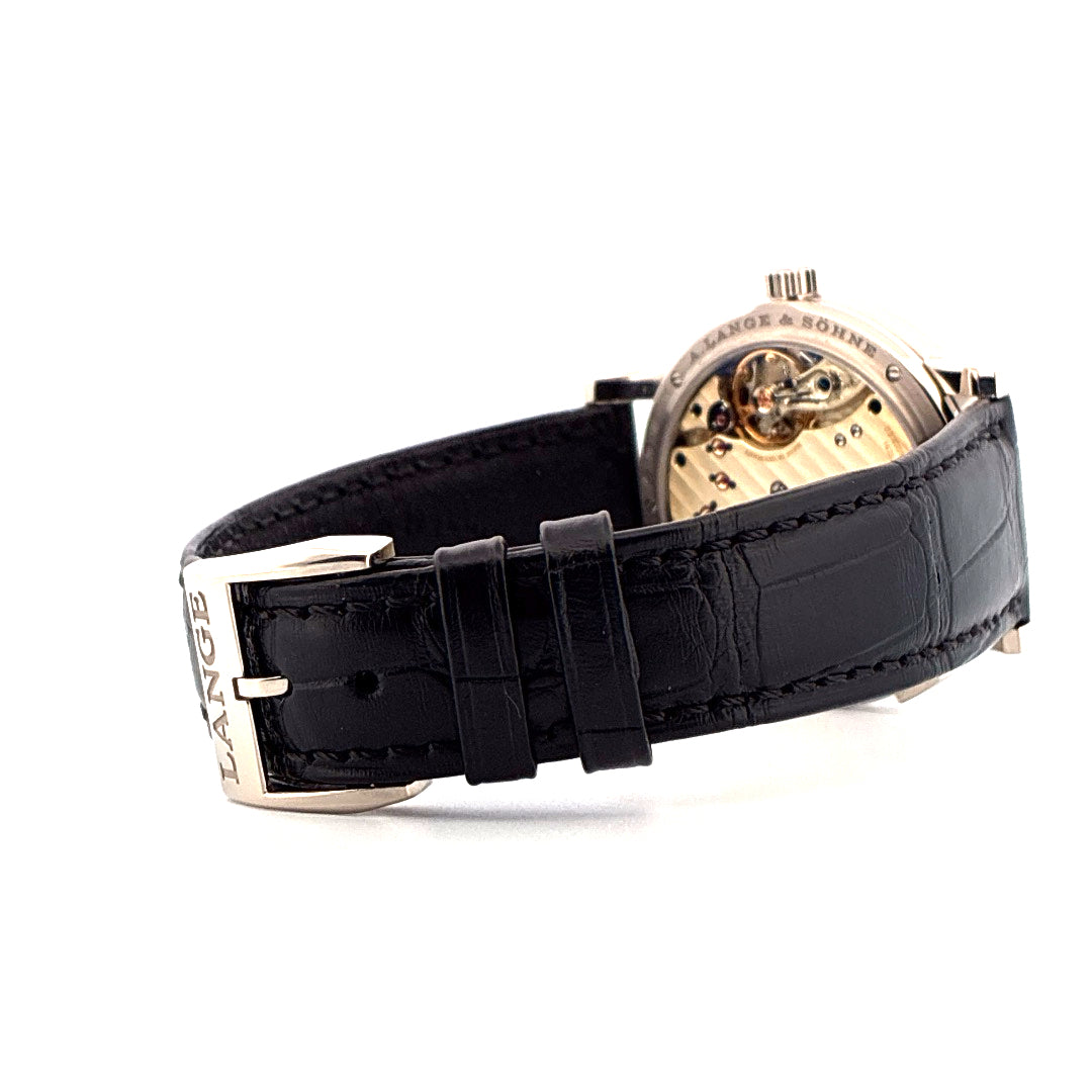A. Lange & Söhne Lange 1, Weißgold, schwarzes Krokolederarmband, Schließe, Sichtboden auf weißem Hintergrund