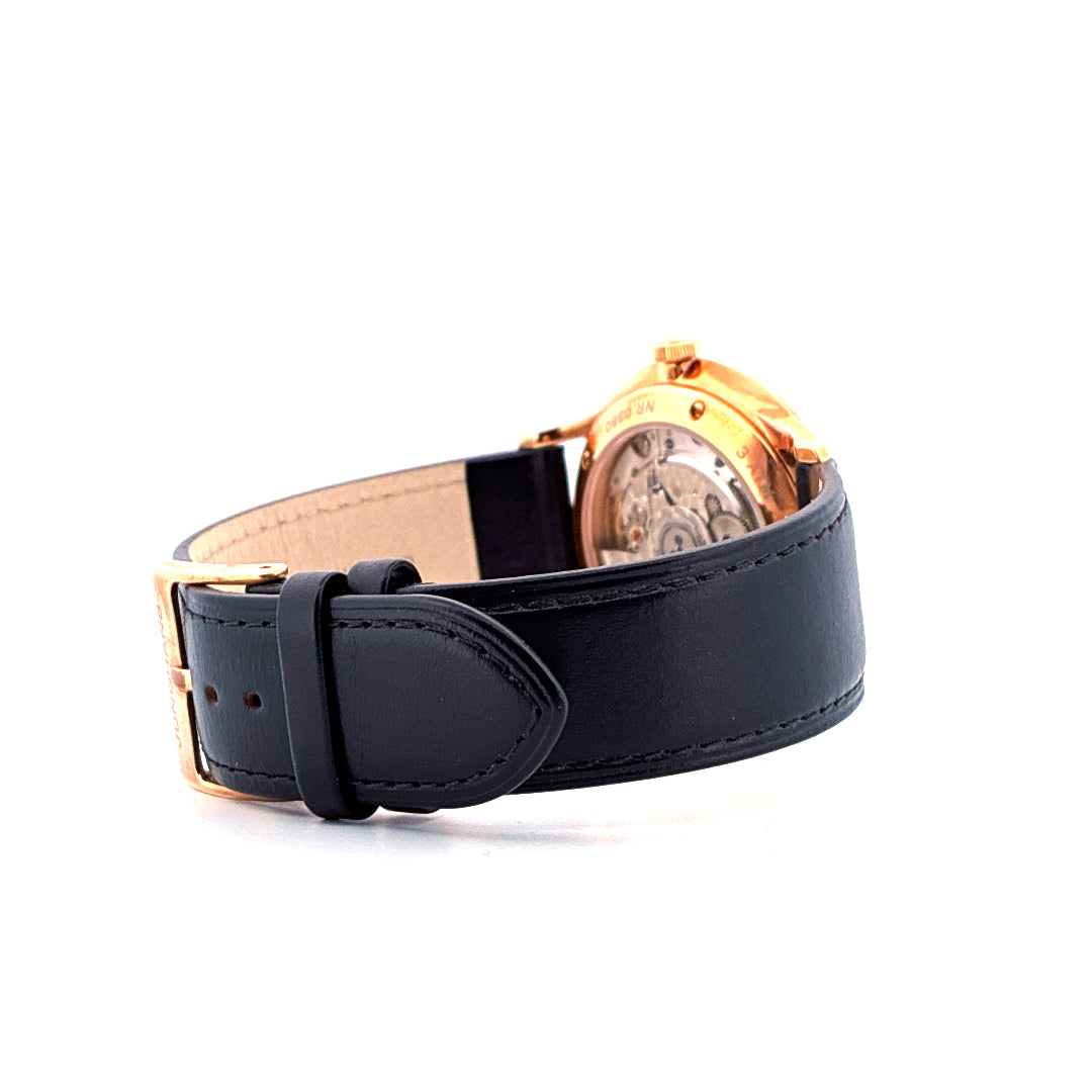 Junghans Meister Damen Unworn 2025, Seitenansicht des rosavergoldeten Gehäuses mit schwarzem Lederarmband und Schließe