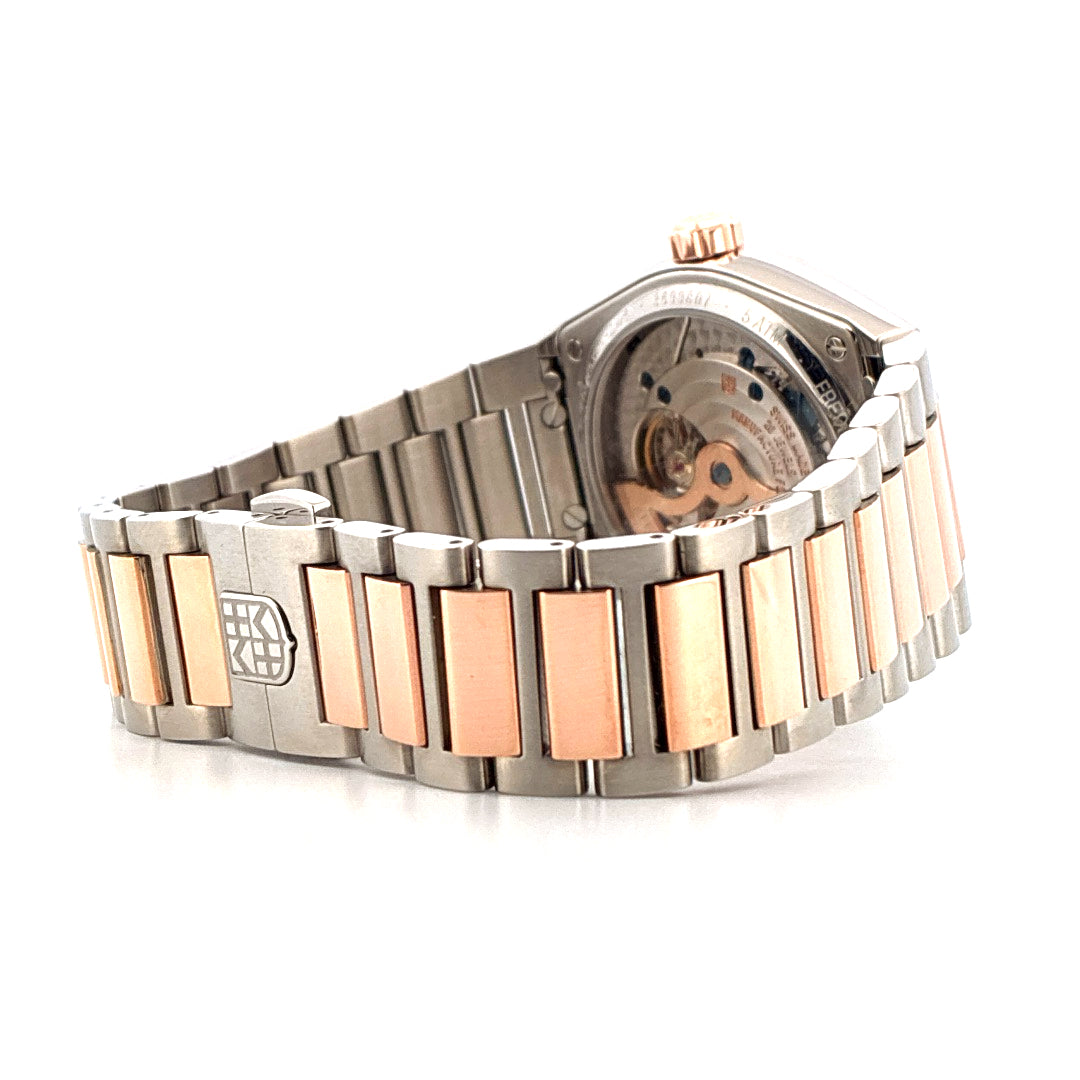 Rückseite einer Frederique Constant Manufacture Uhr mit Stahl- und Goldarmband und sichtbarem Automatikwerk