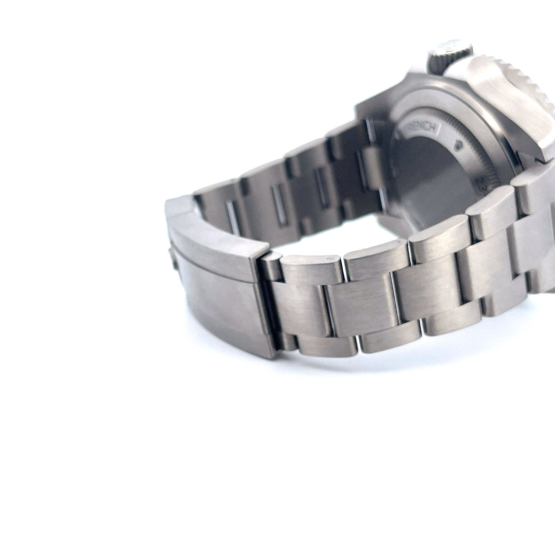 Rolex Sea-Dweller Deepsea Challenge / Unworn / Full-Set / 2023 / Sticker, Schrägansicht mit Schließe, Armband und Gehäuseboden vor weißem Hintergrund
