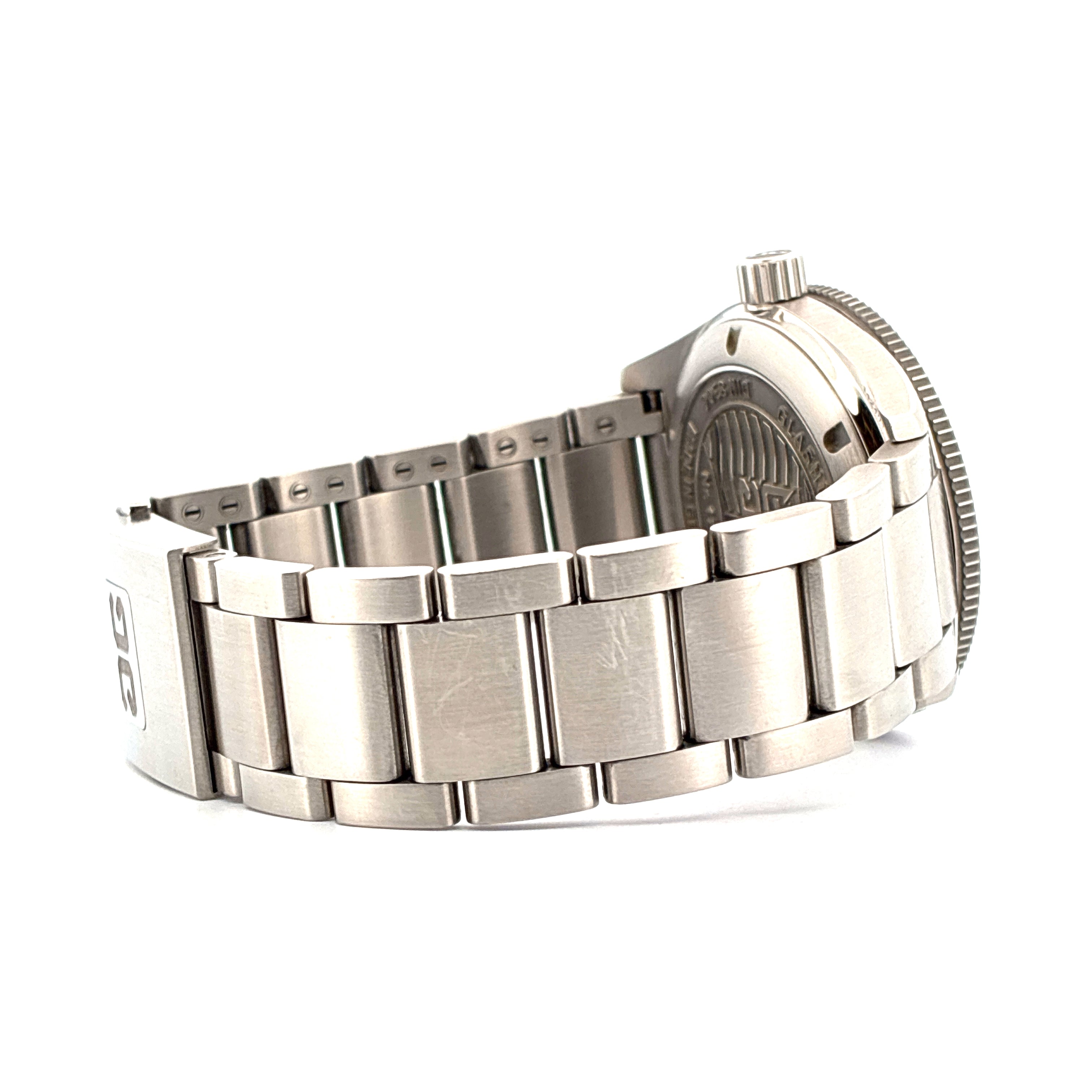 Glashütte Original SeaQ im Detail, Edelstahl-Armband und Gehäuse in Seitenansicht auf weißem Hintergrund
