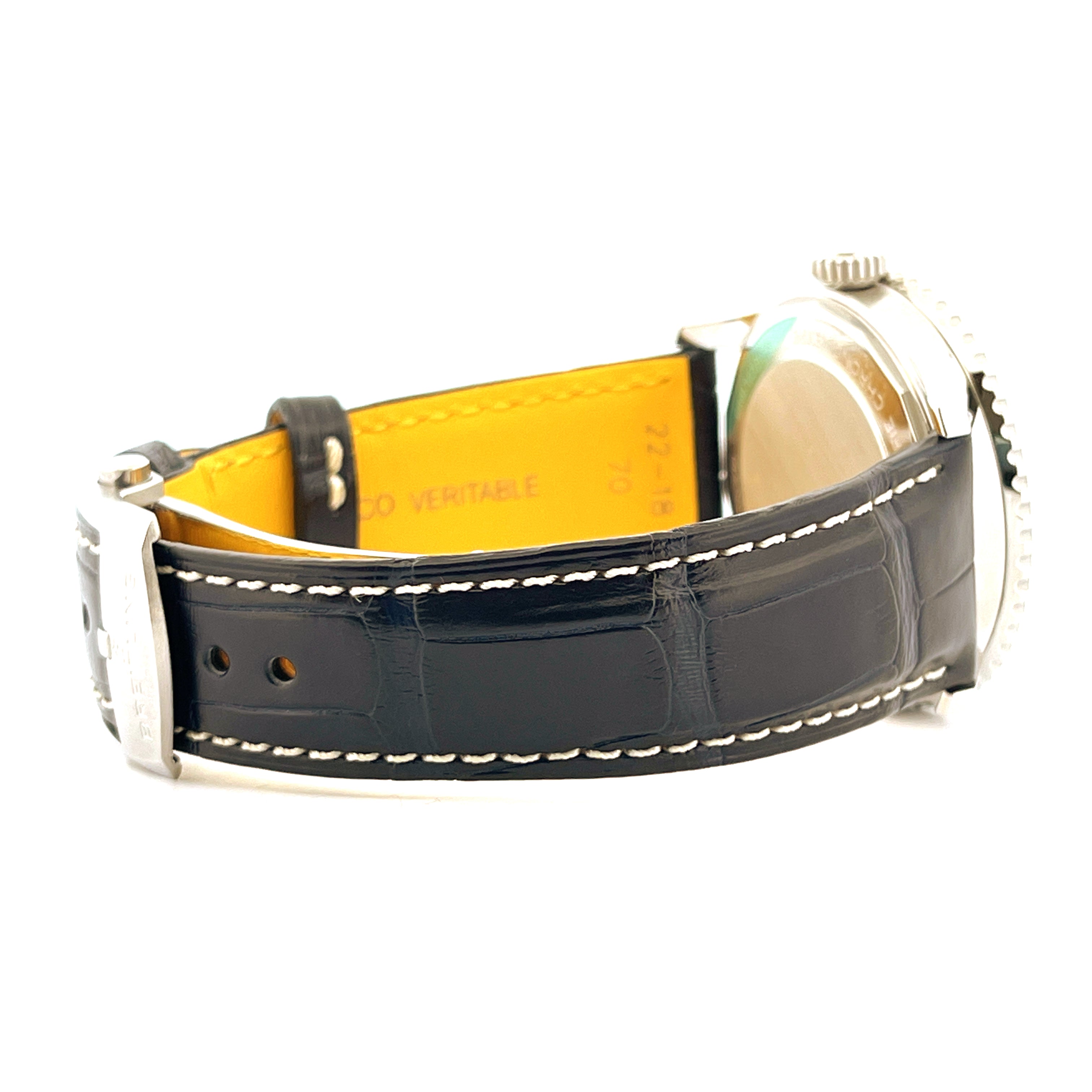 Seitenansicht eines Breitling Navitimer Automatic 41 mit schwarzem Krokodillederarmband und gelbem Futter