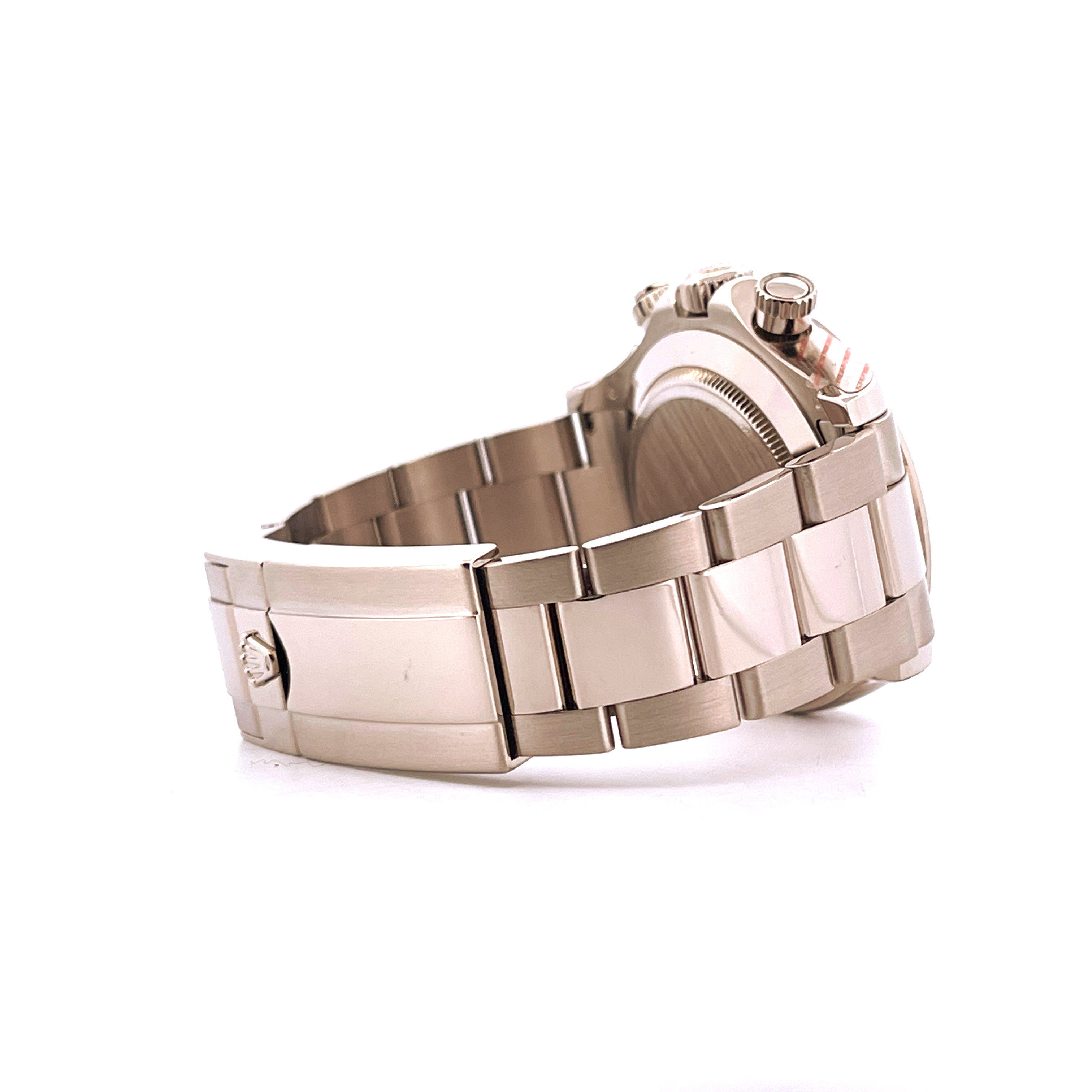 Rolex Daytona aus Weißgold im Seitenprofil mit charakteristischer Schließe auf weißem Hintergrund