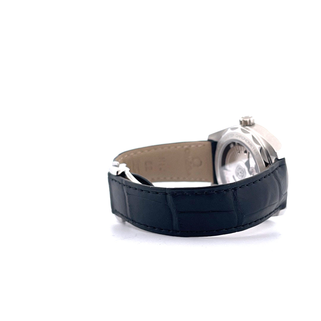 Seitenansicht der Omega Seamaster Aqua Terra 38mm Automatik-Uhr mit schwarzem Lederarmband