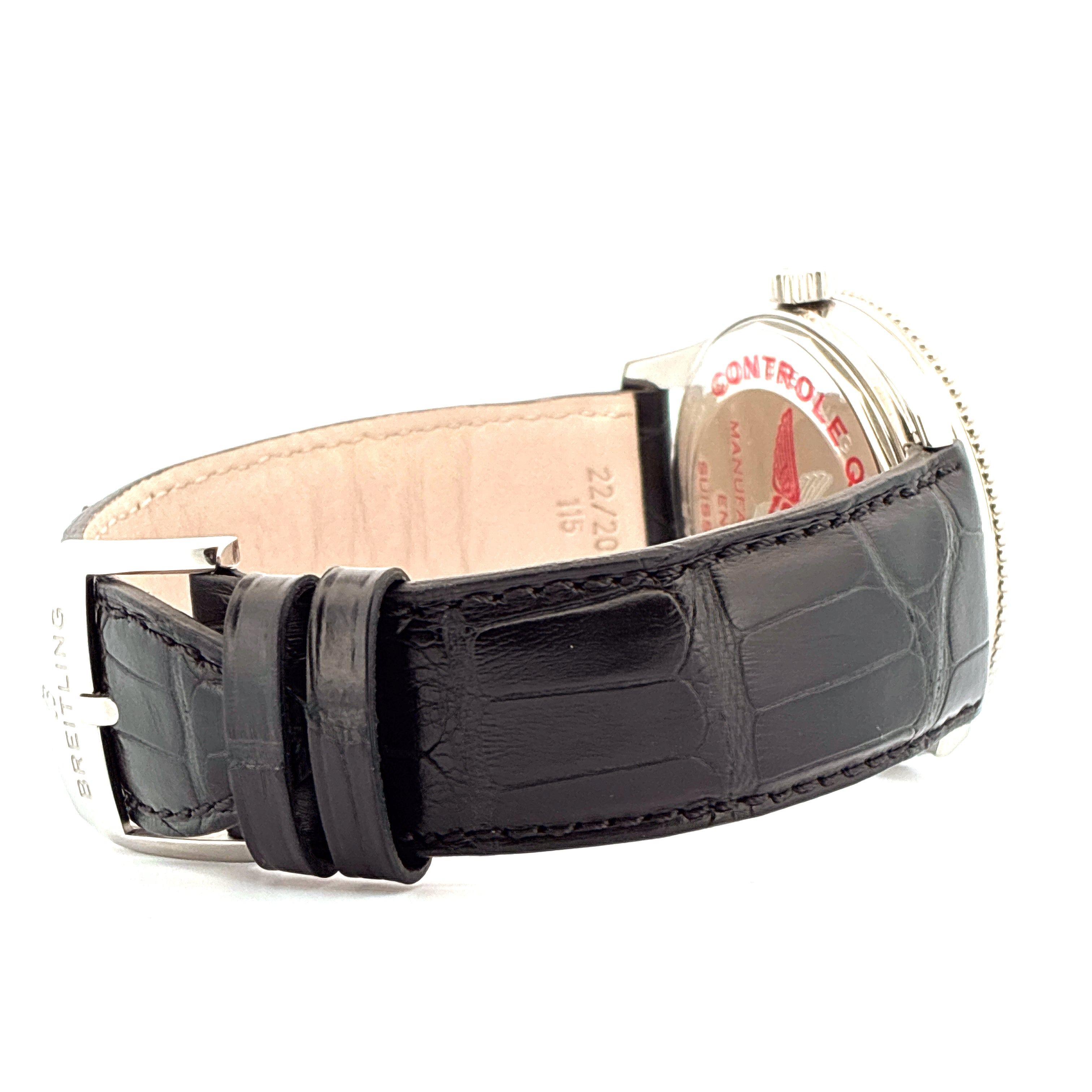 Breitling Navitimer Automatic 41 mit schwarzem Krokolederarmband im Profil vor weissem Hintergrund